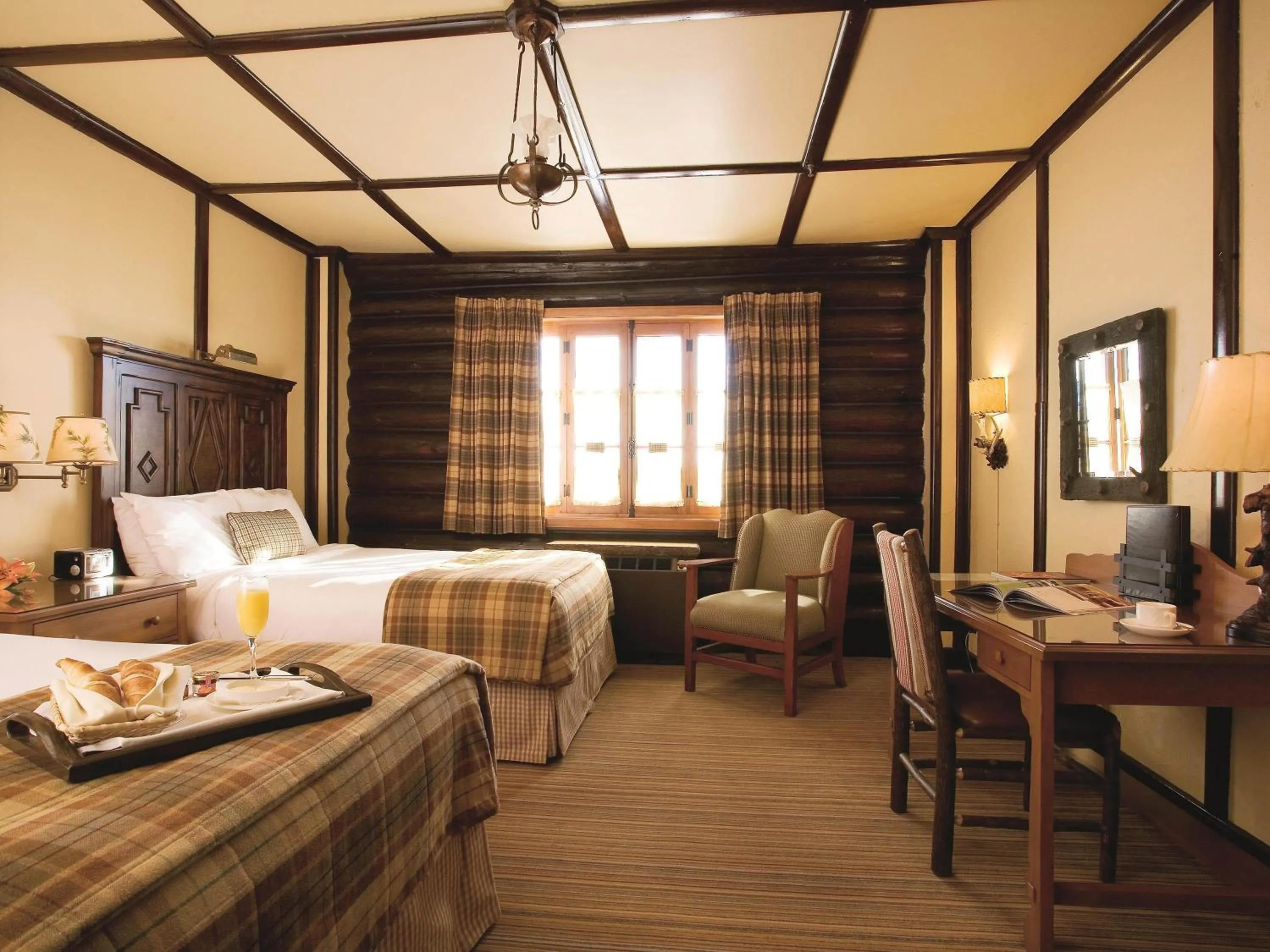 Bedroom, Bed in Fairmont Le Chateau Montebello