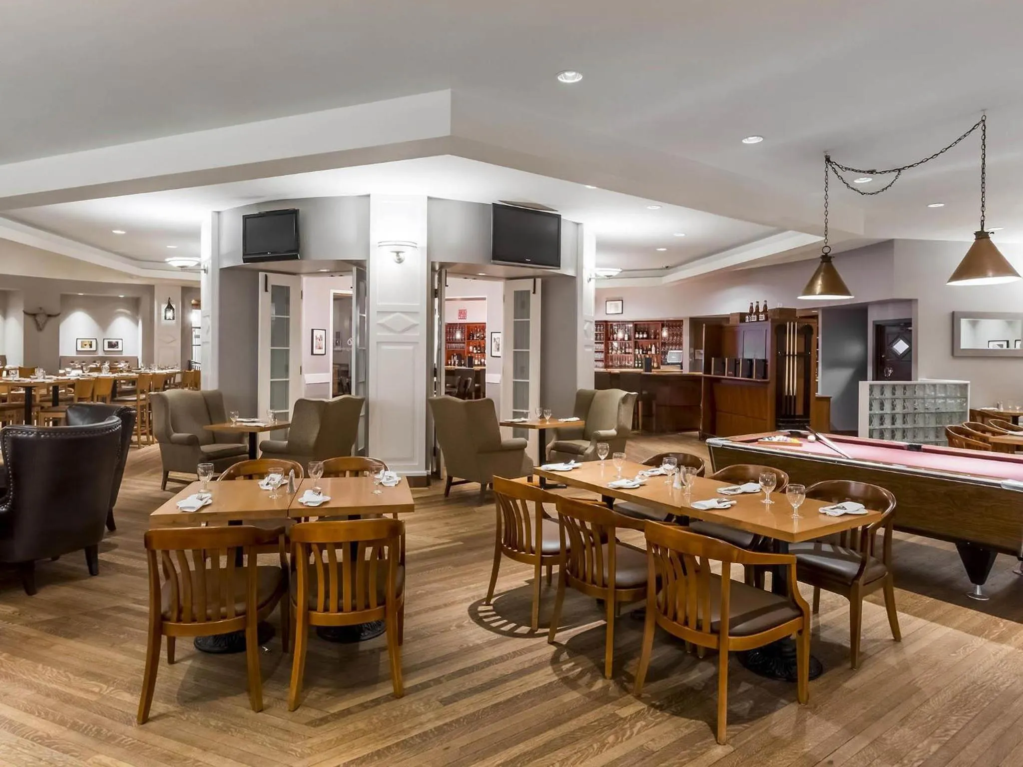 Lounge or bar in Fairmont Le Chateau Montebello