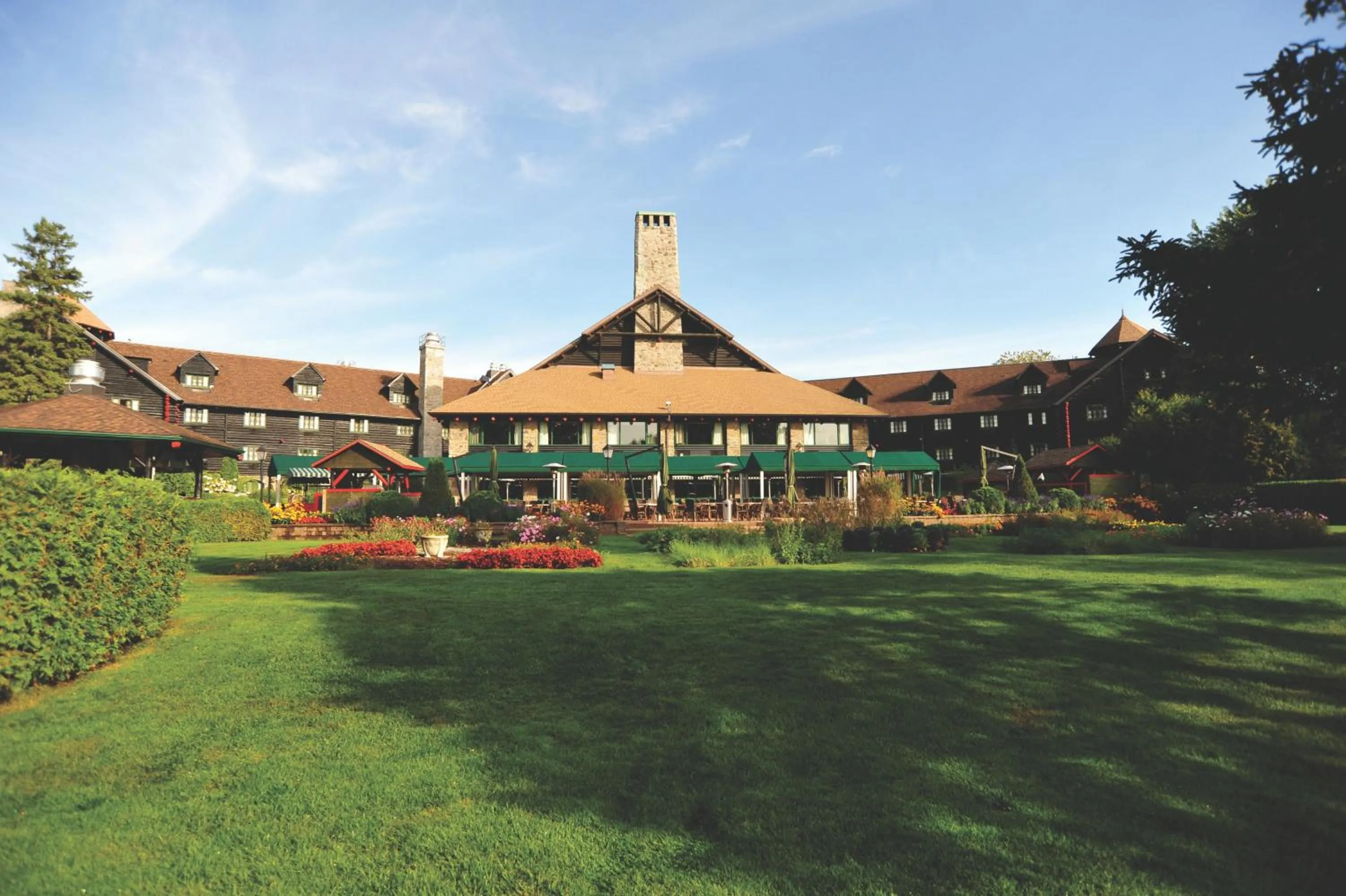 Facade/entrance in Fairmont Le Chateau Montebello