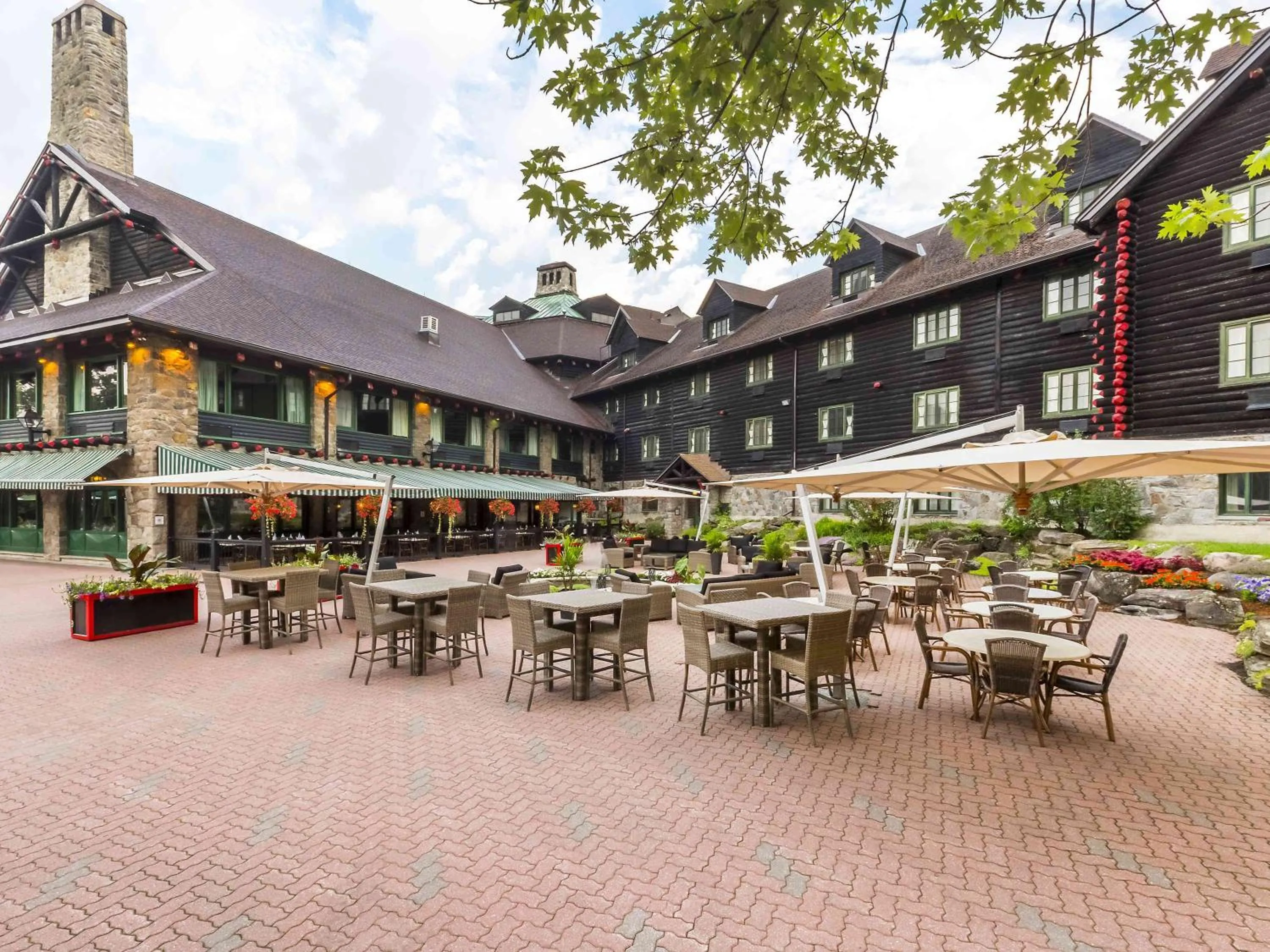 Restaurant/places to eat in Fairmont Le Chateau Montebello