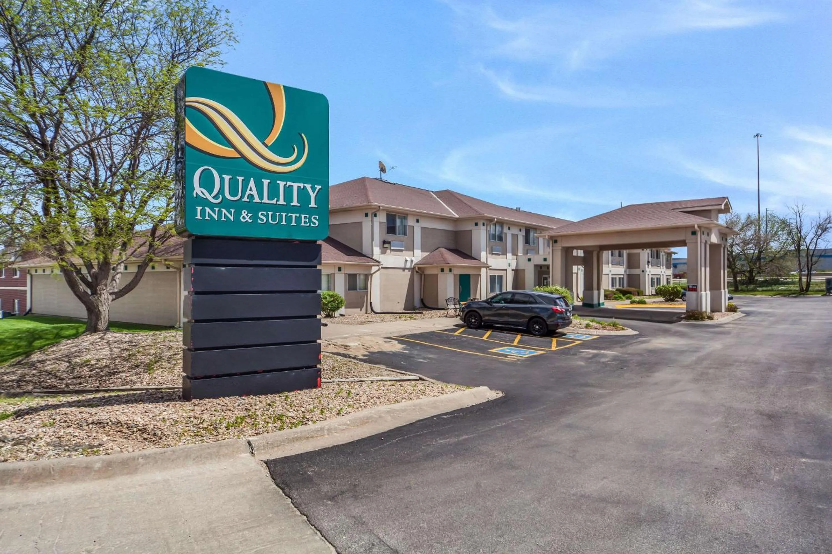 Property building in Quality Inn & Suites Omaha Chalco