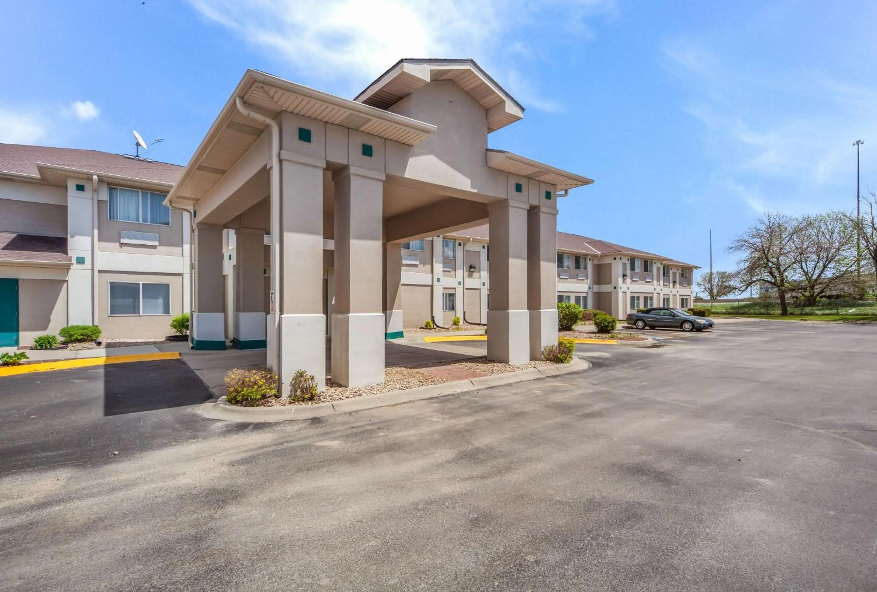 Property building in Quality Inn & Suites Omaha Chalco