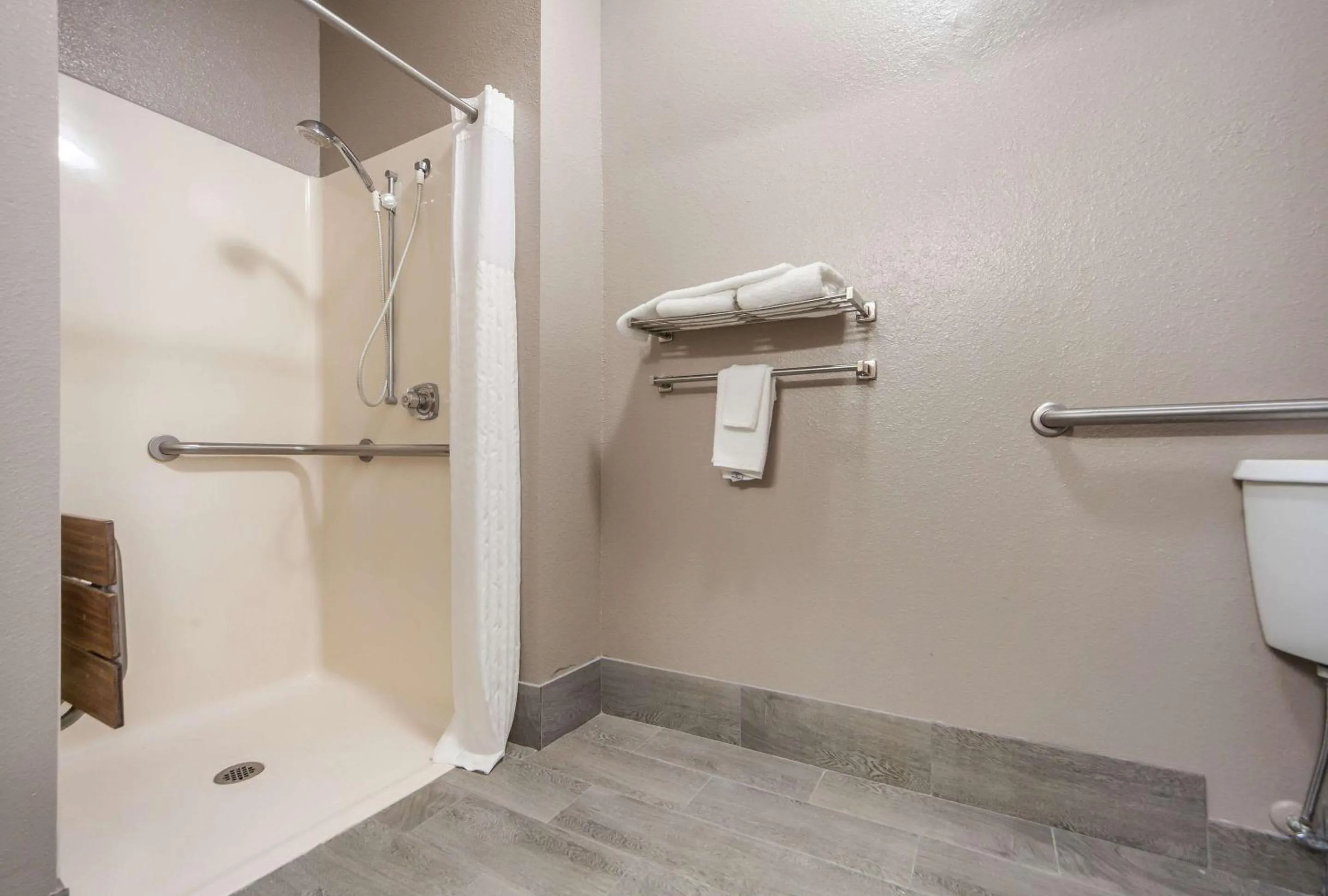 Bathroom in Quality Inn & Suites Omaha Chalco
