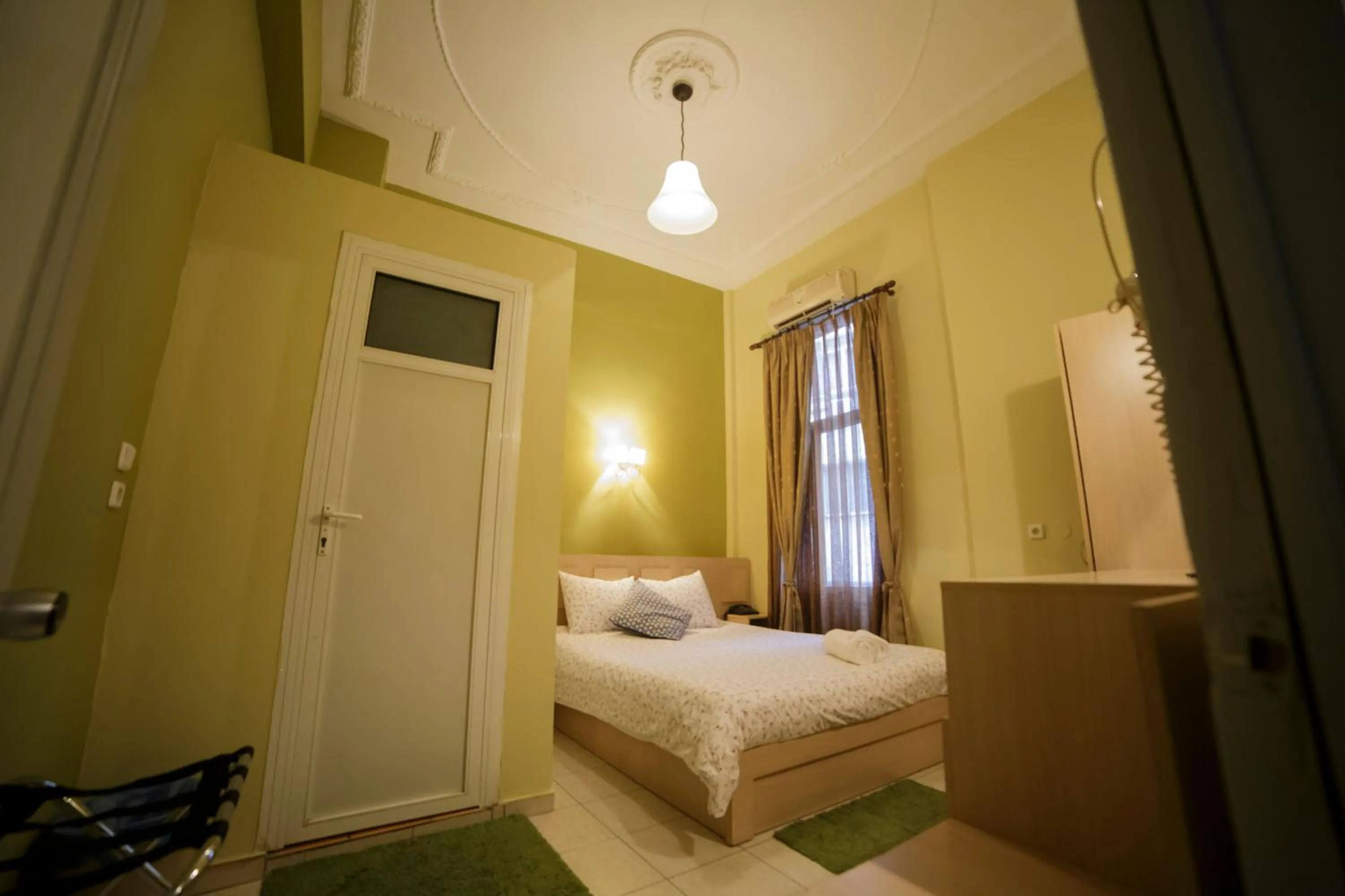 Photo of the whole room in Atlantis