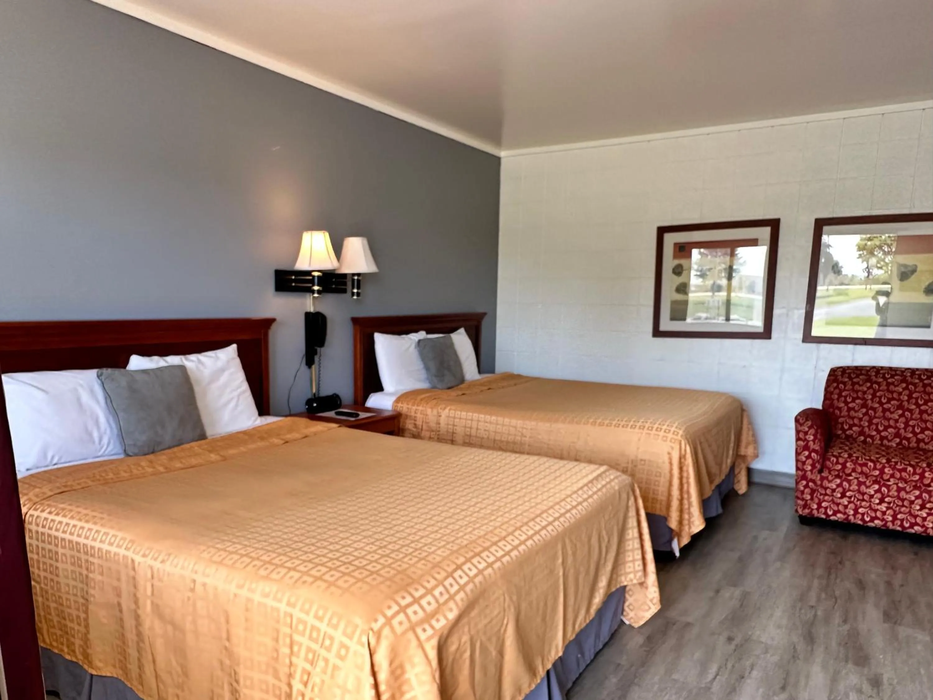 Bed in Skyview Motel - Prairie du Sac