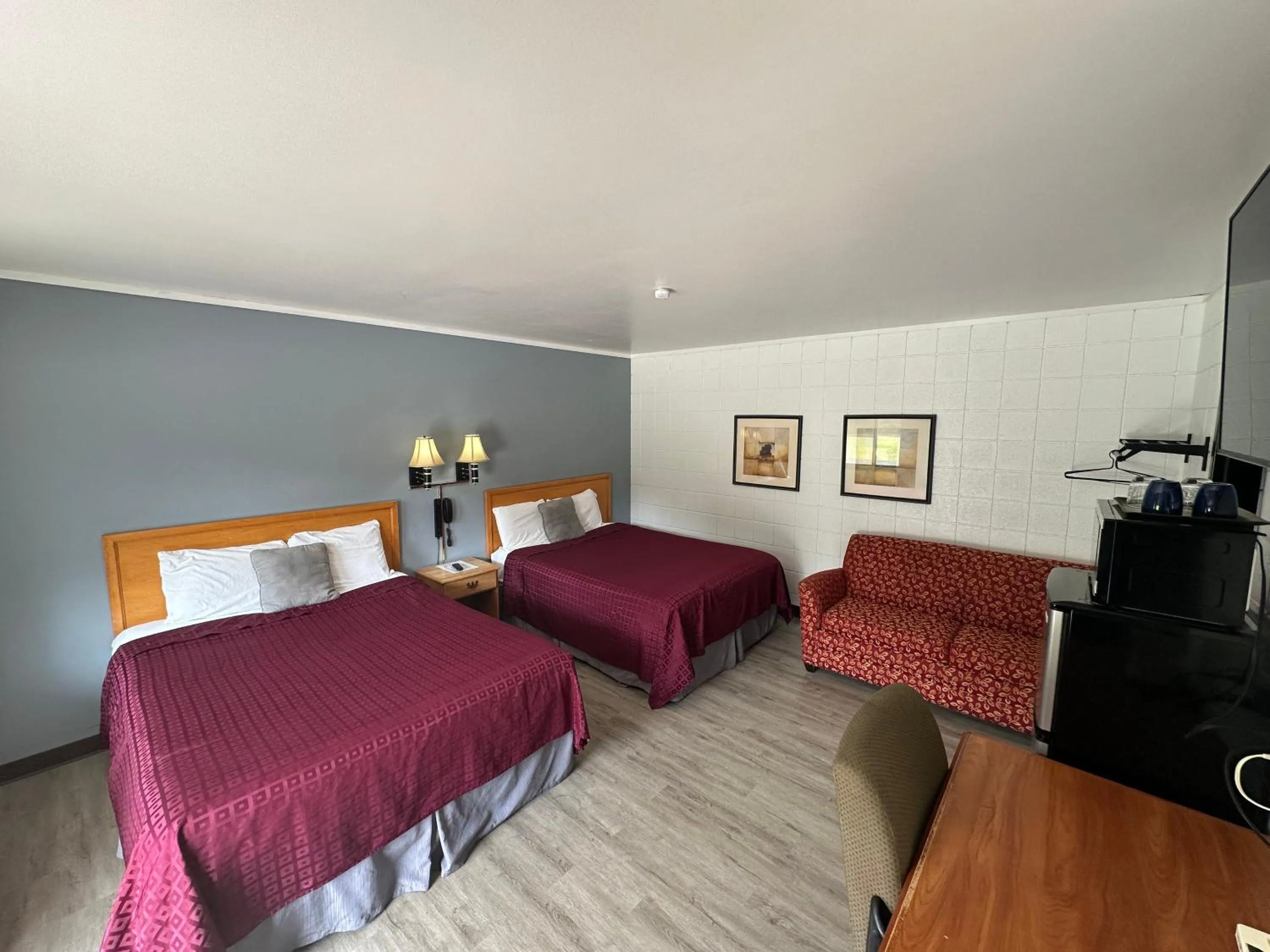 Photo of the whole room, Bed in Skyview Motel - Prairie du Sac