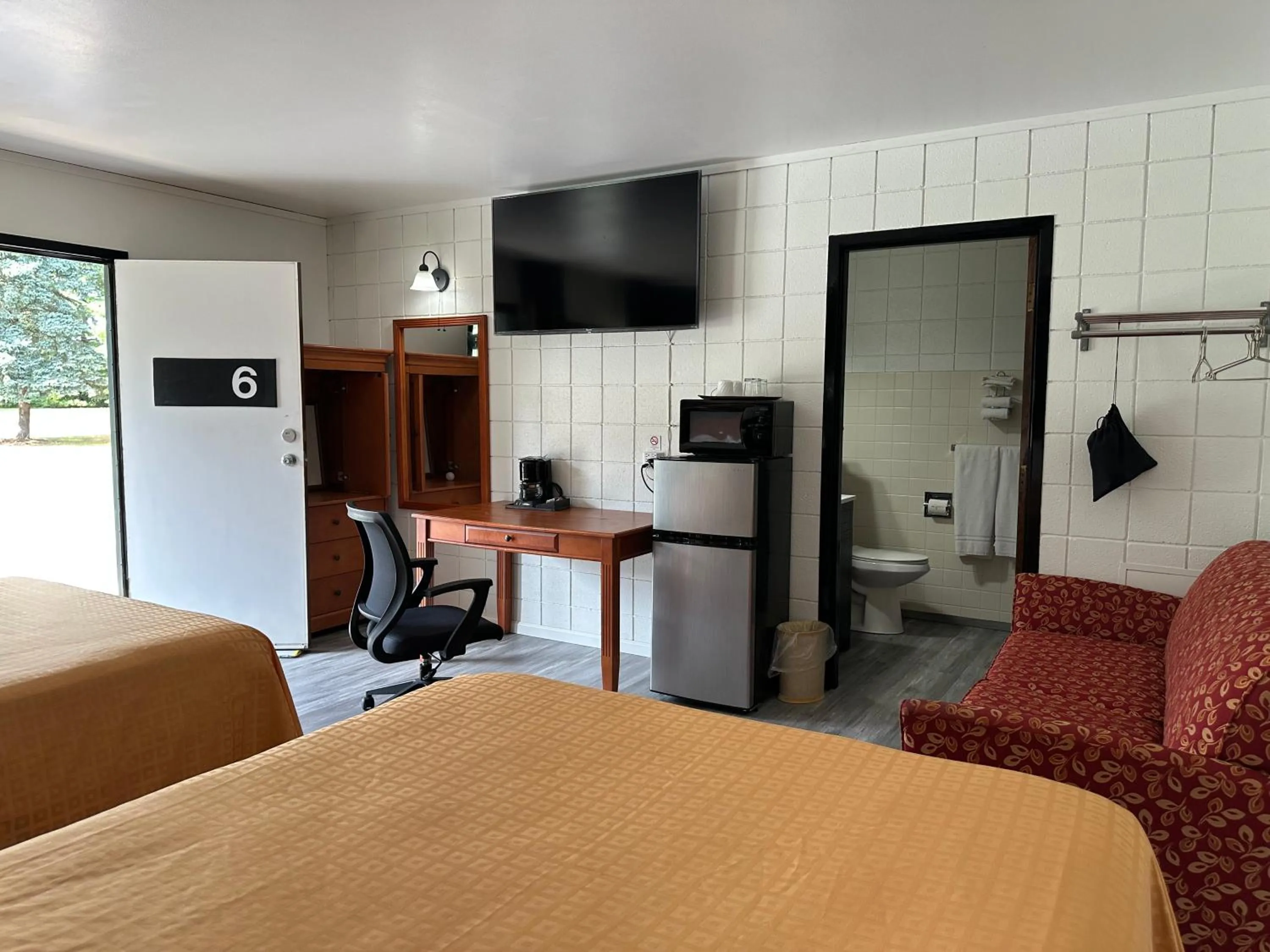 Photo of the whole room, Bed in Skyview Motel - Prairie du Sac