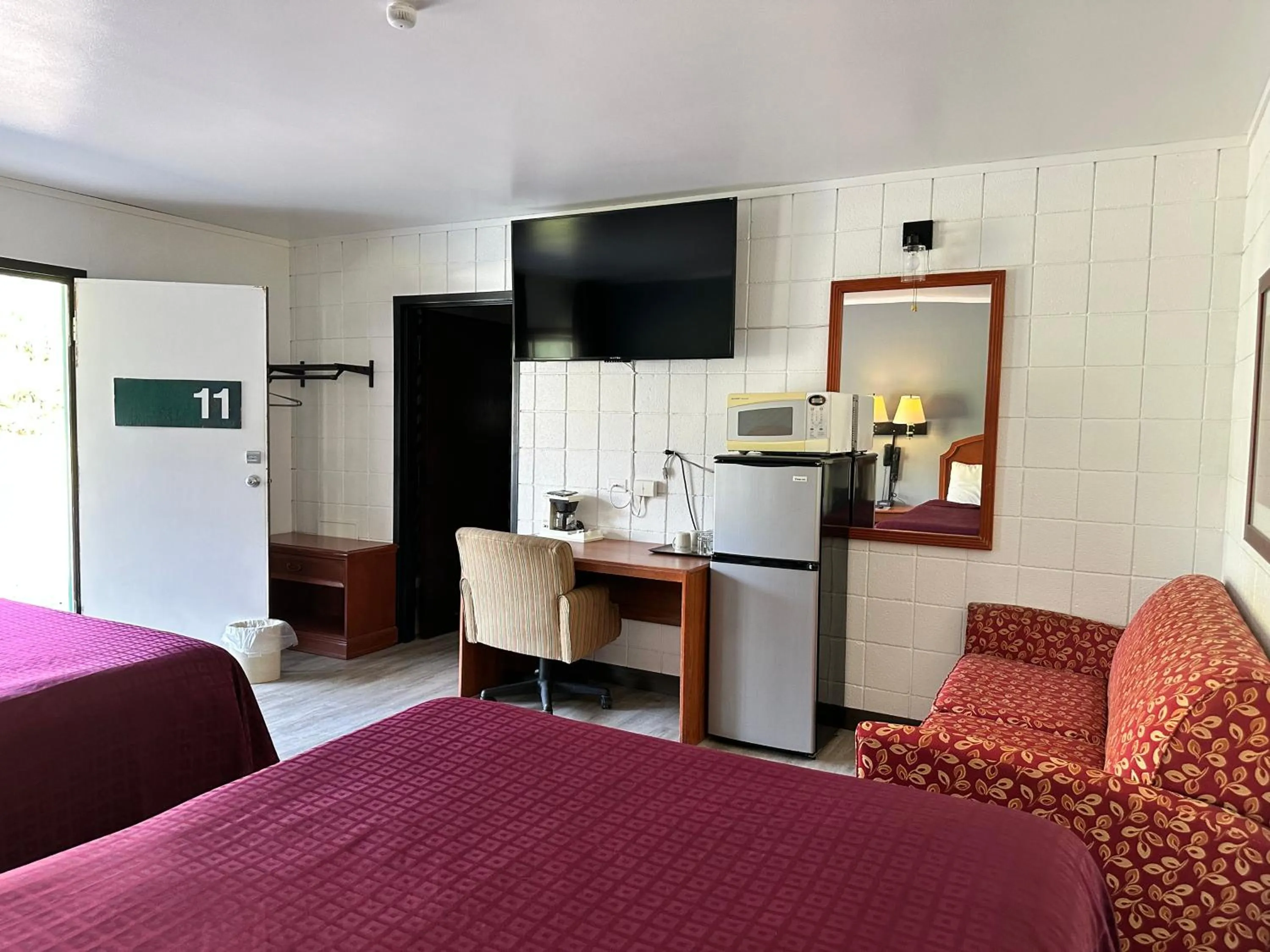 TV and multimedia, Bed in Skyview Motel - Prairie du Sac