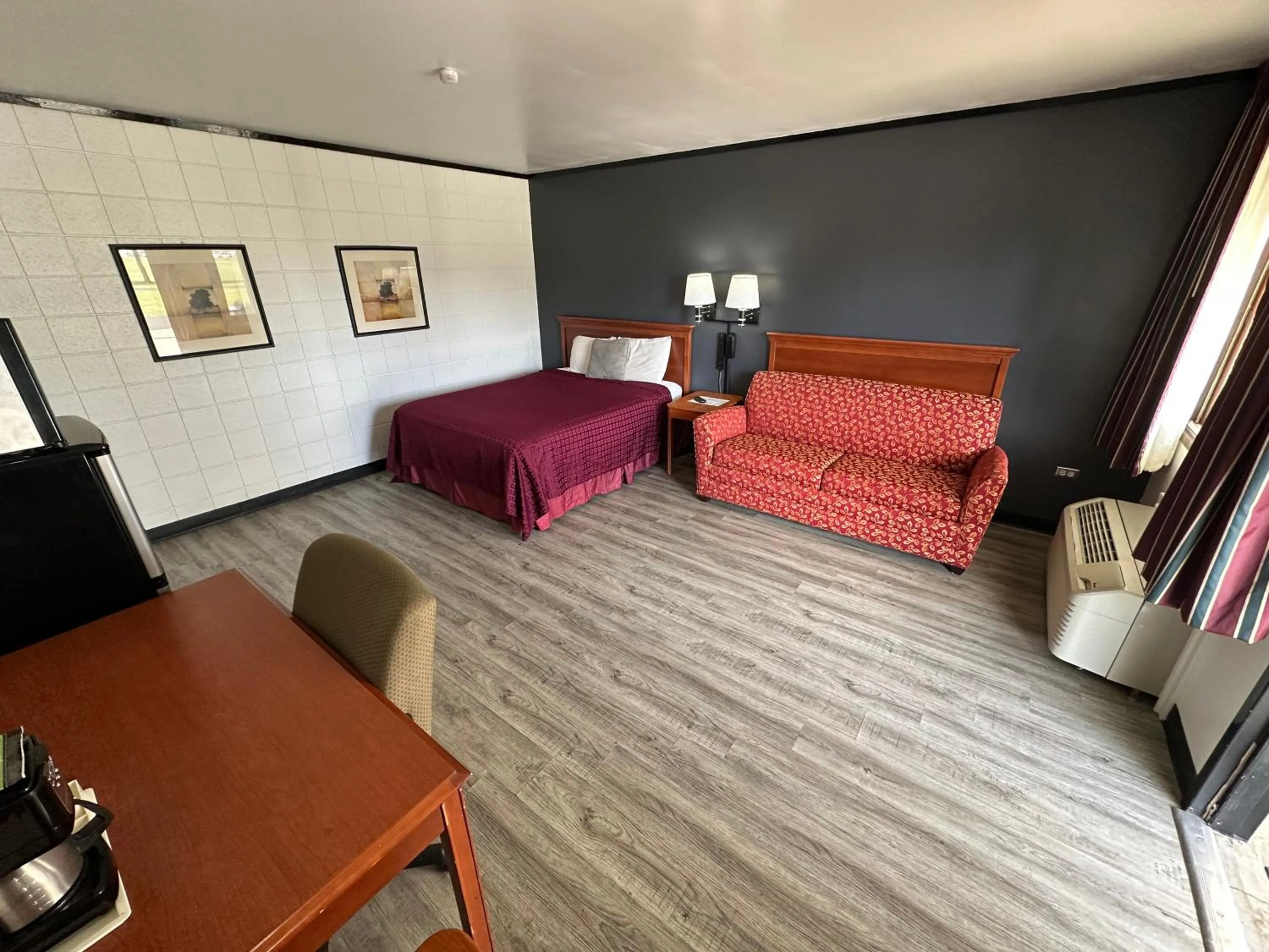 Bedroom, Bed in Skyview Motel - Prairie du Sac
