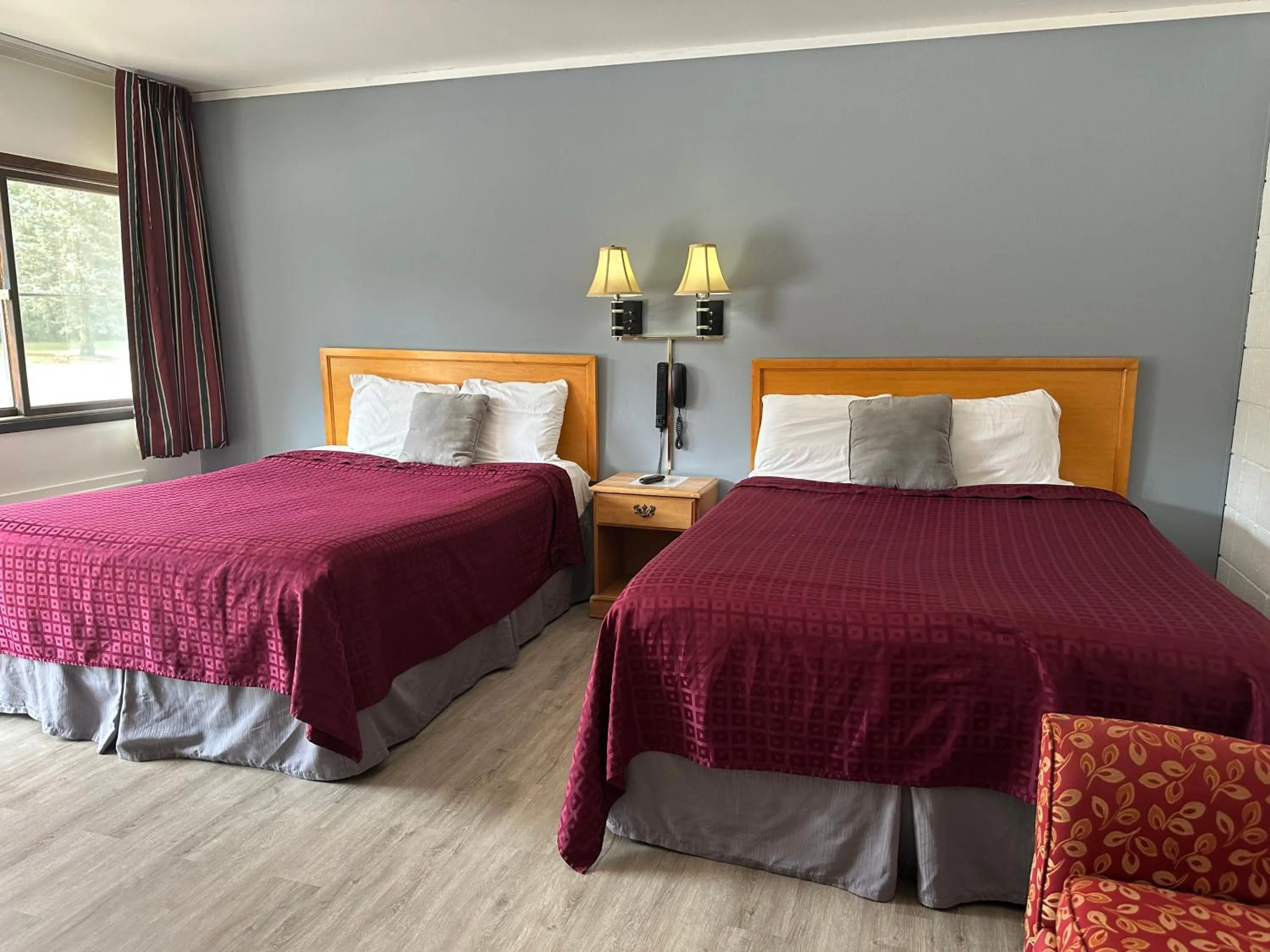 Bed in Skyview Motel - Prairie du Sac