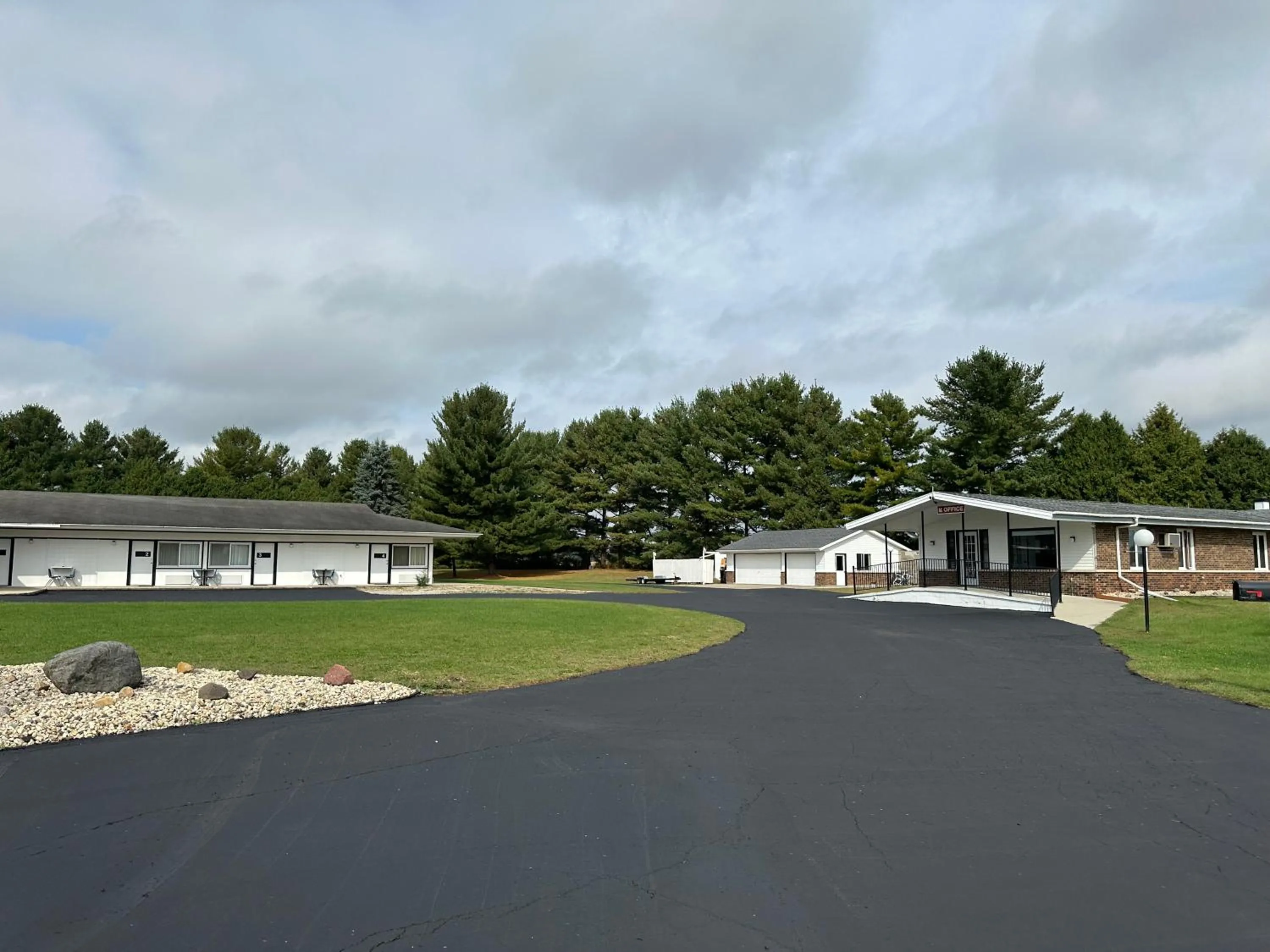 Property building in Skyview Motel - Prairie du Sac