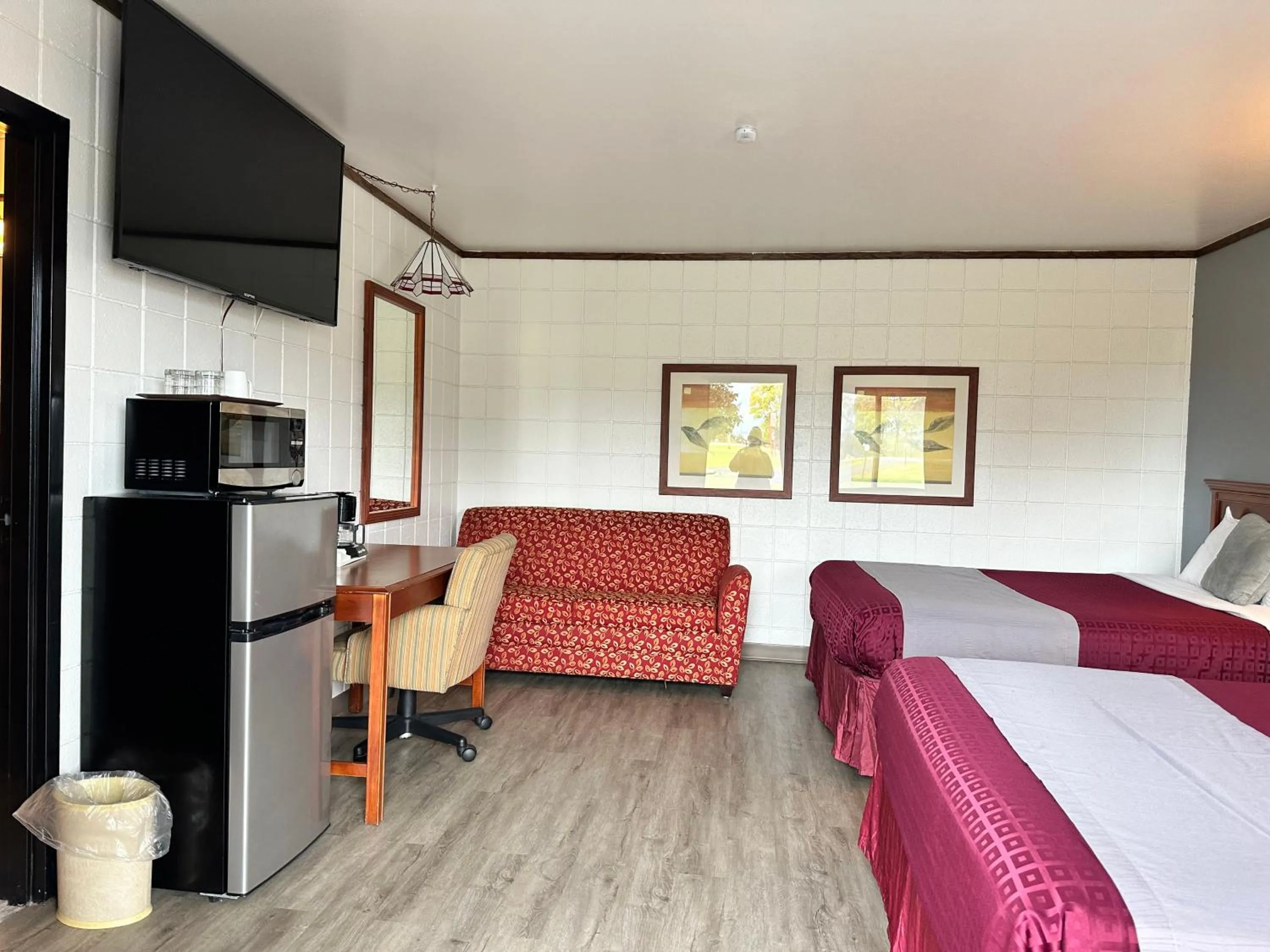 Photo of the whole room, Bed in Skyview Motel - Prairie du Sac