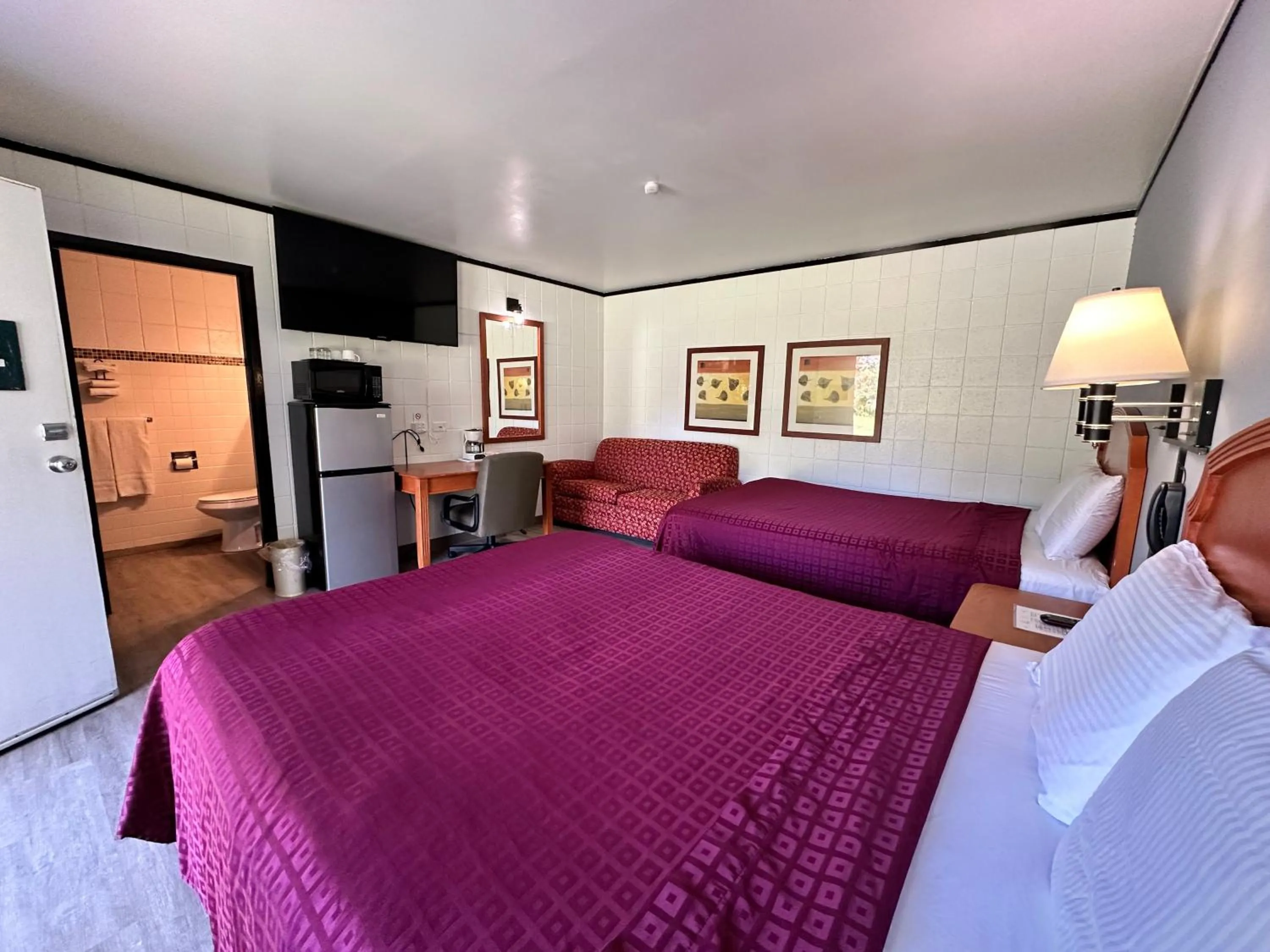 Photo of the whole room, Bed in Skyview Motel - Prairie du Sac