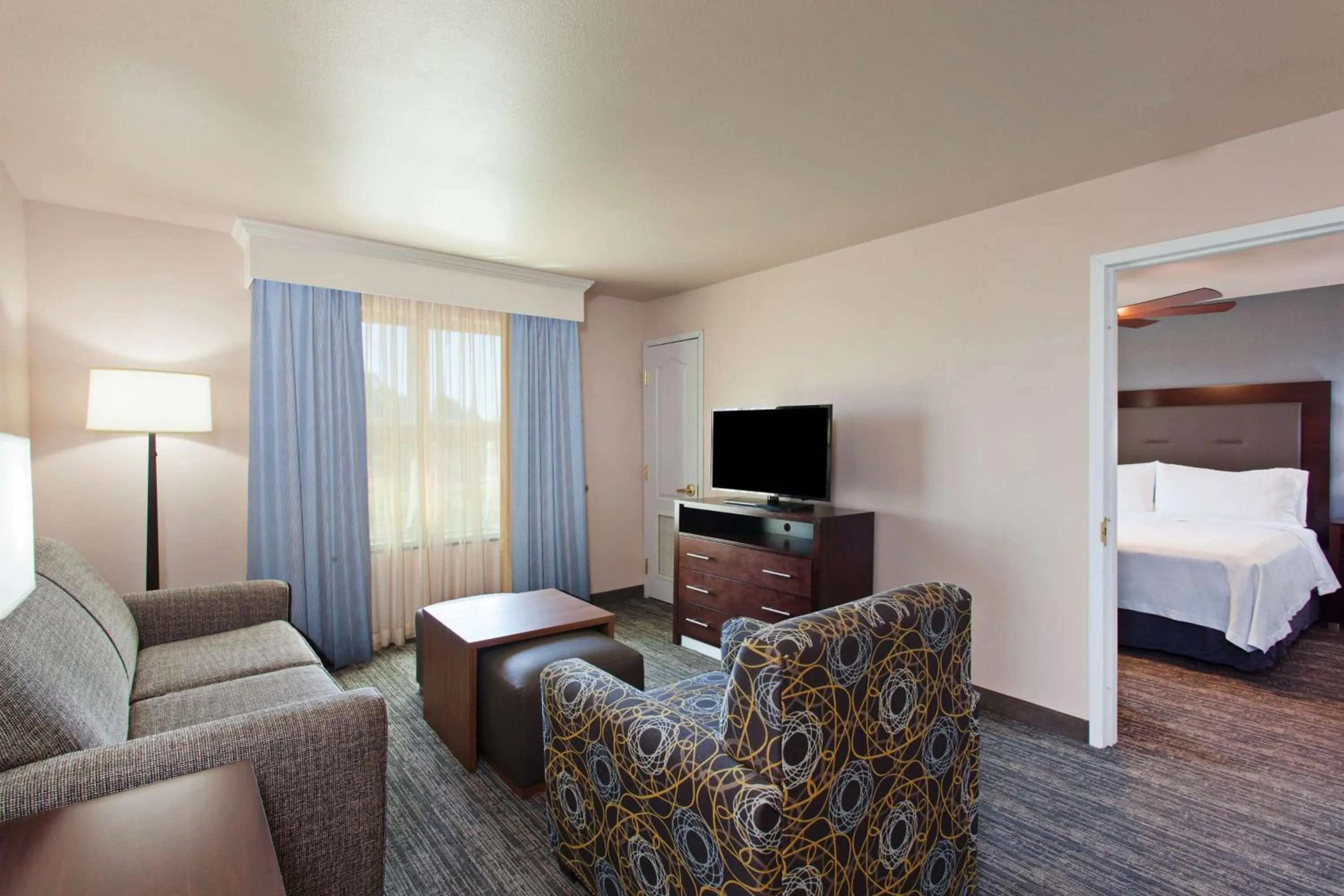 Living room, Bed in Homewood Suites by Hilton Fairfield-Napa Valley Area