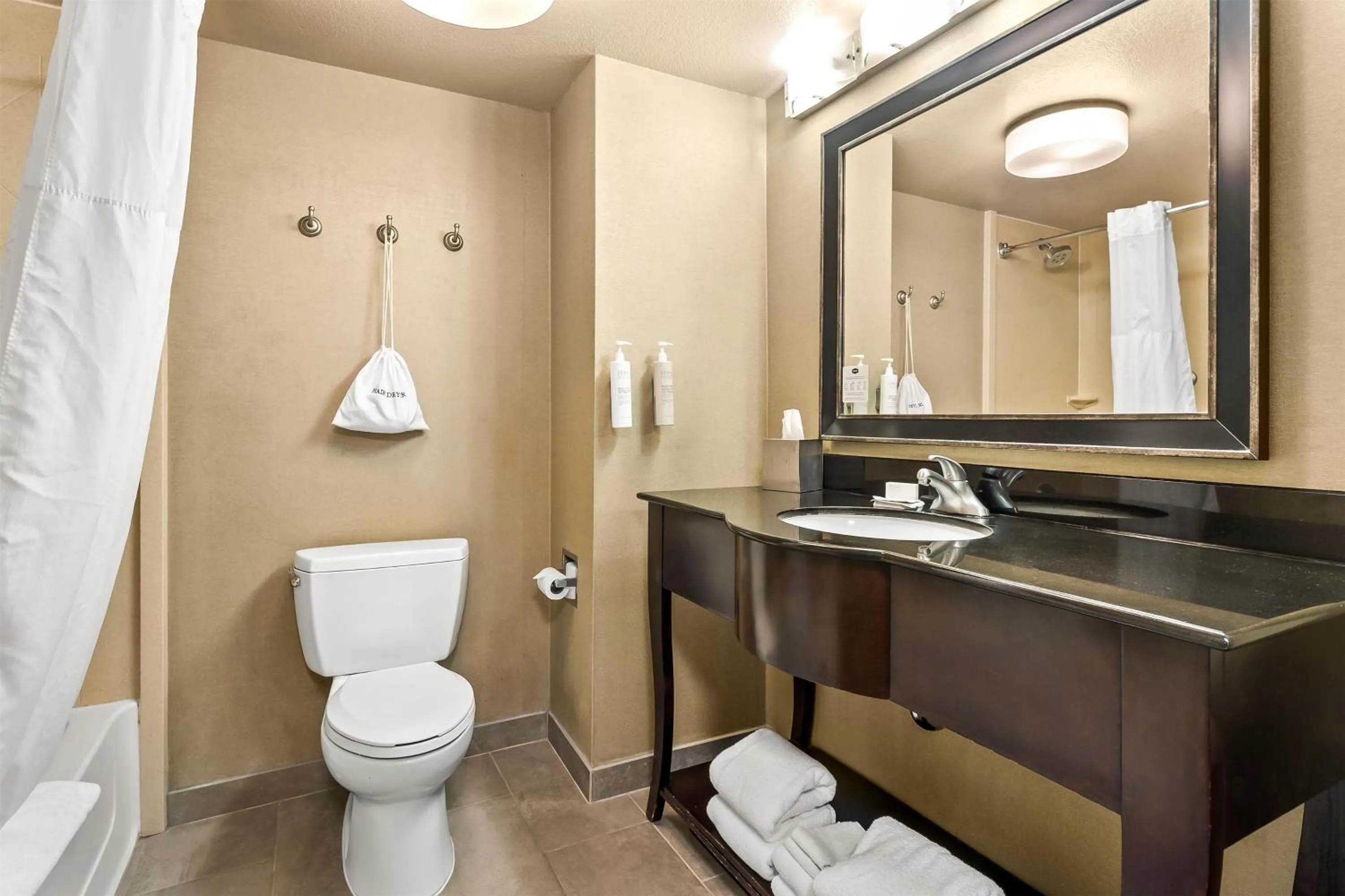Bathroom in Hampton Inn and Suites Merced