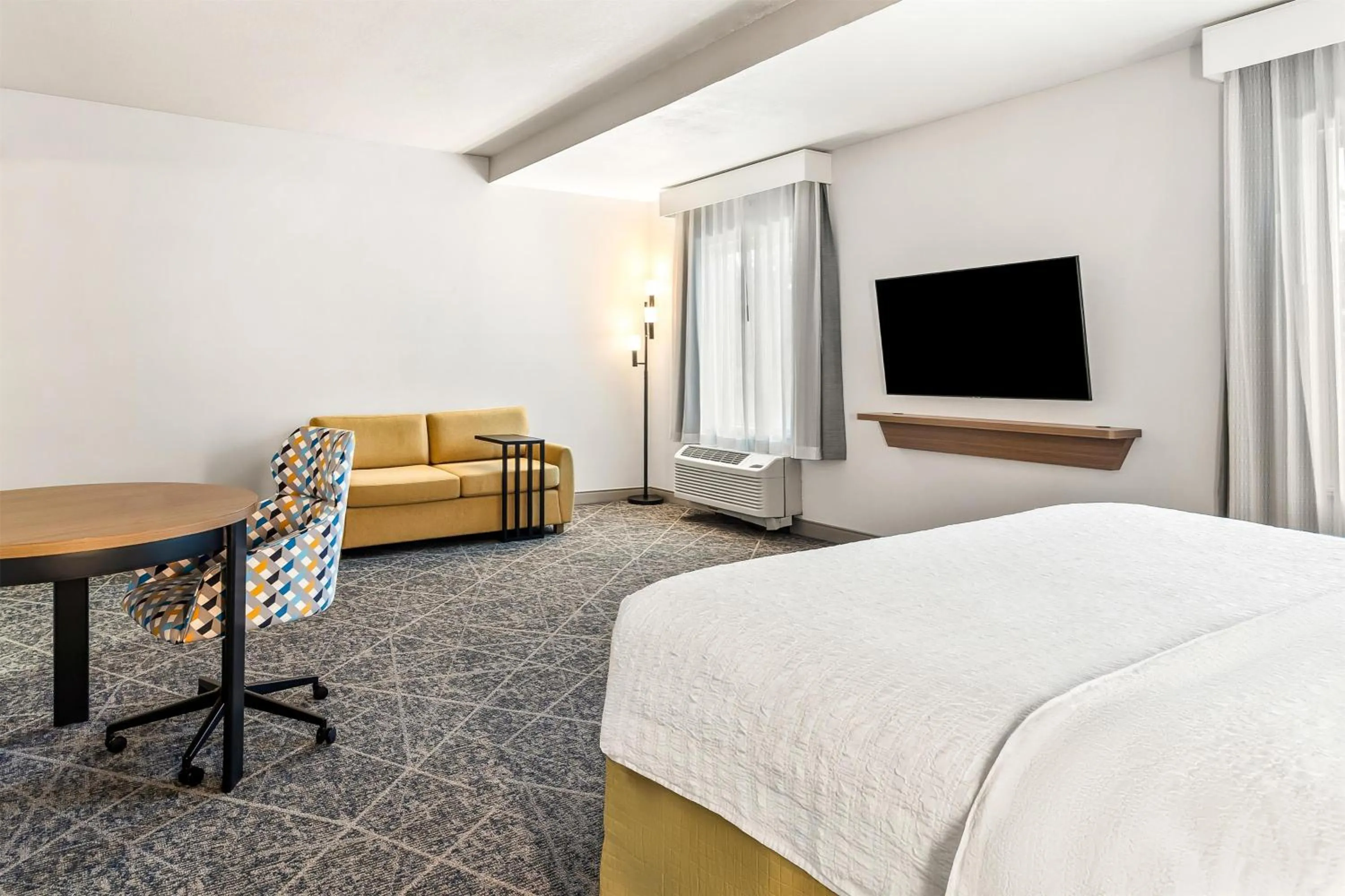 Living room, Bed in Hampton Inn and Suites Merced