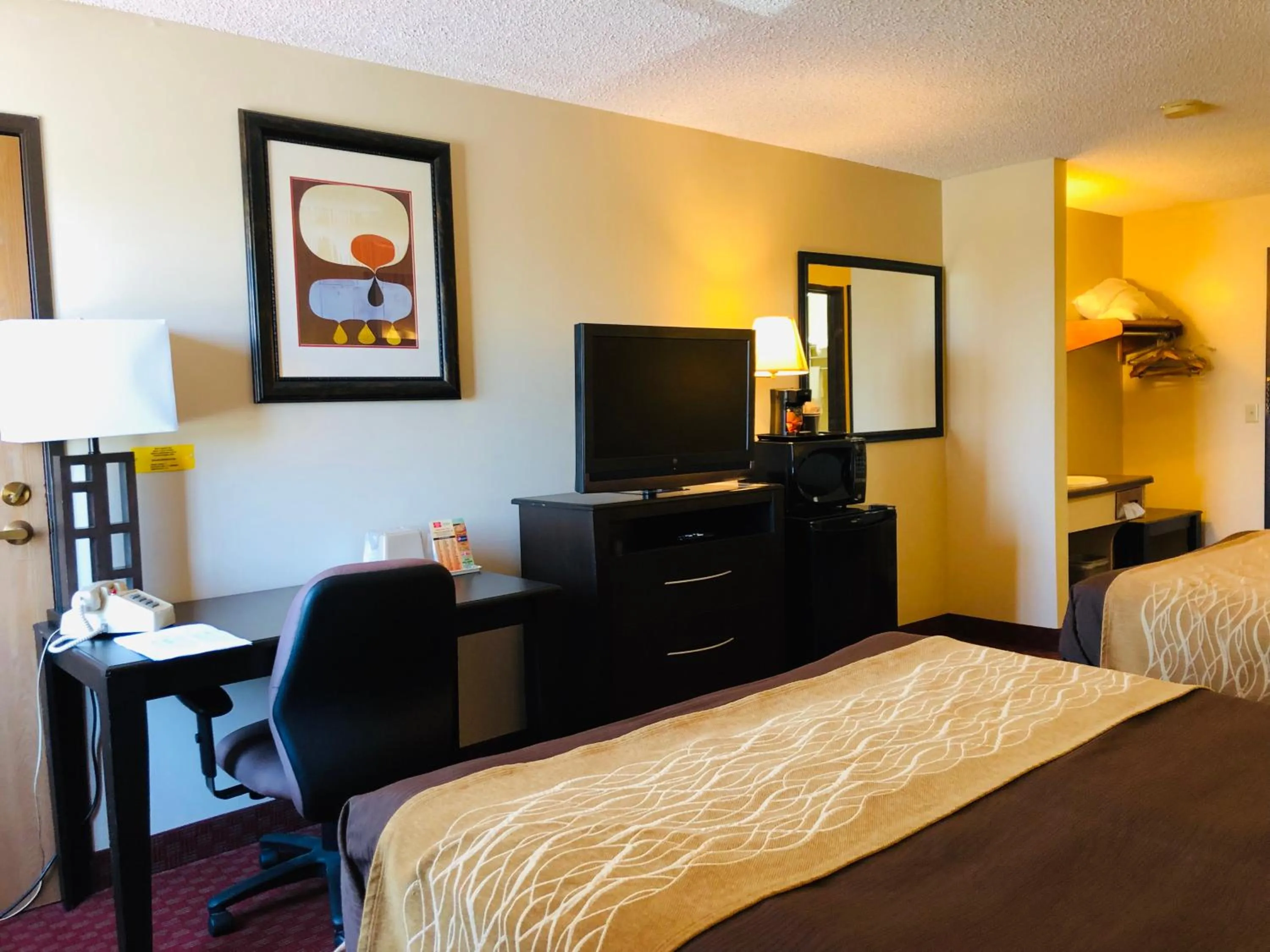 Bed in Super 8 by Wyndham Omaha SW