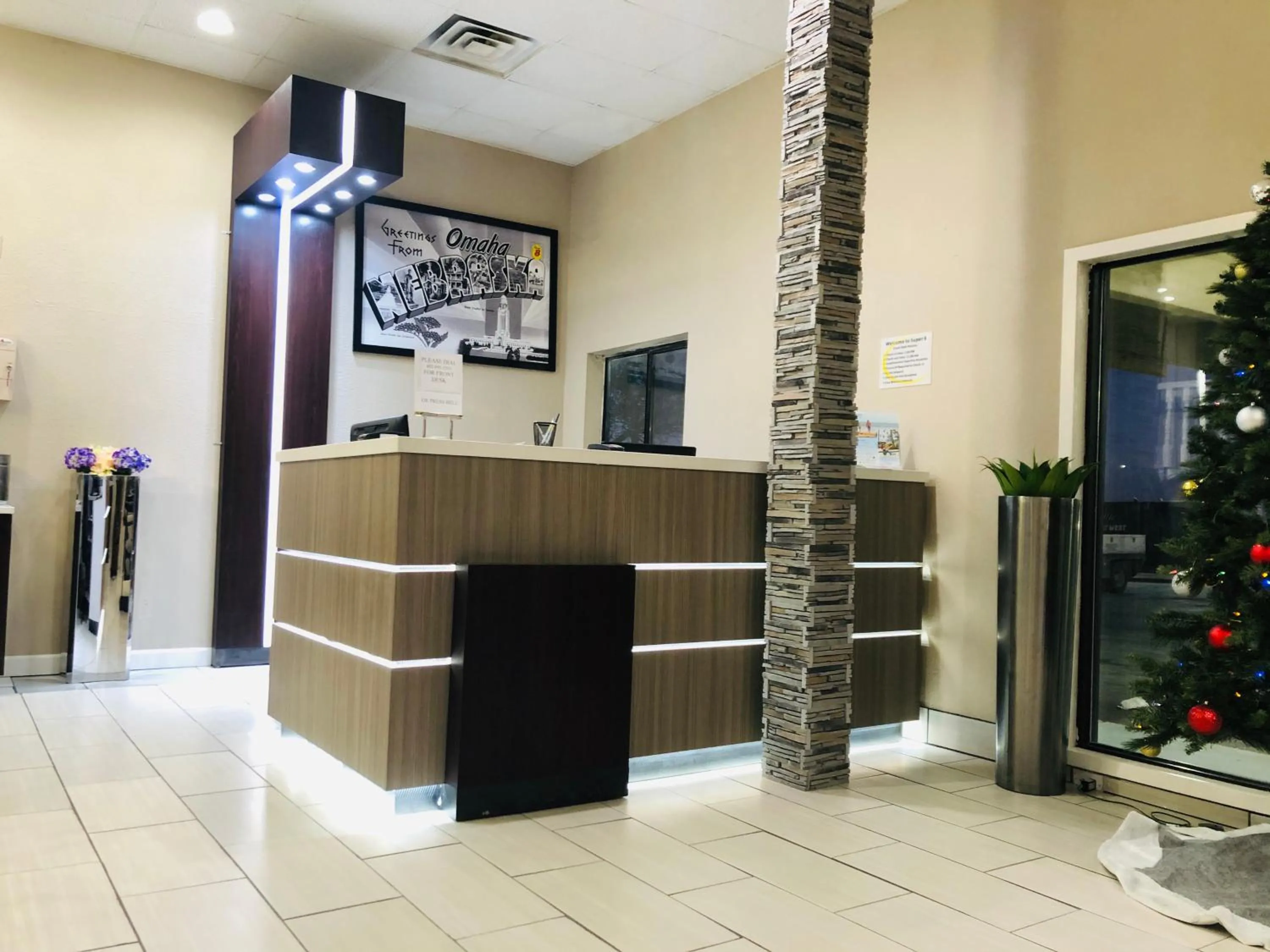 Super 8 by Wyndham Omaha SW