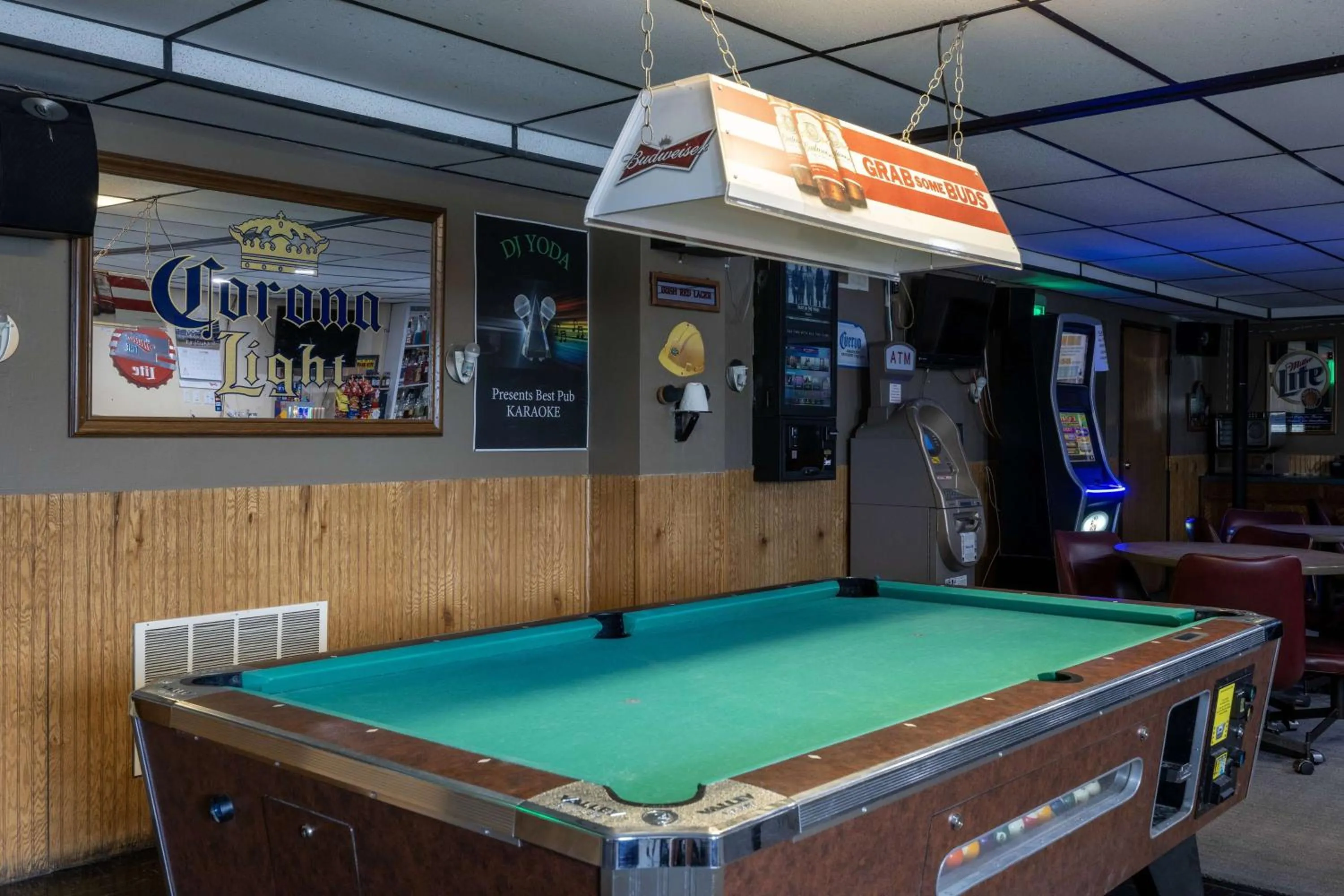 Lounge or bar in Super 8 by Wyndham Omaha SW