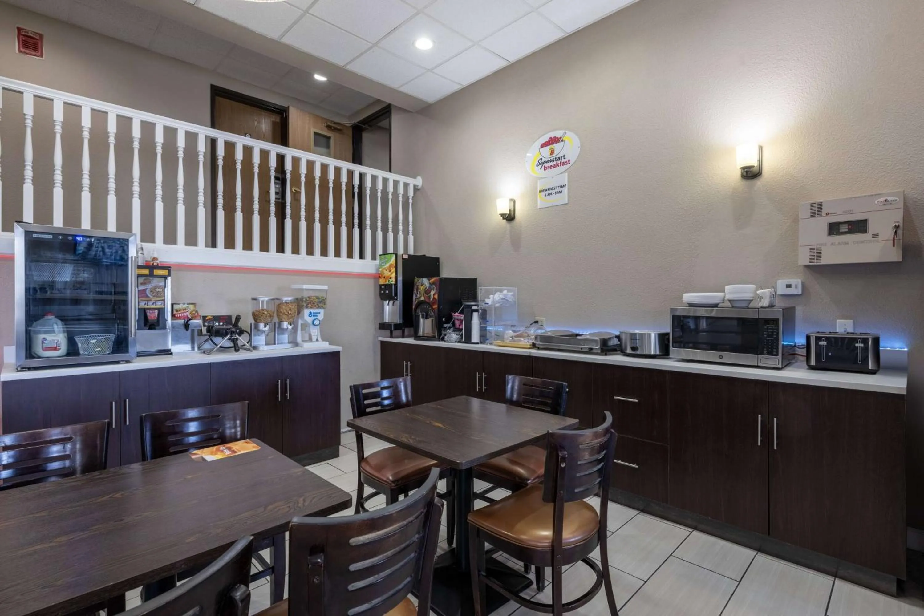 Breakfast in Super 8 by Wyndham Omaha SW