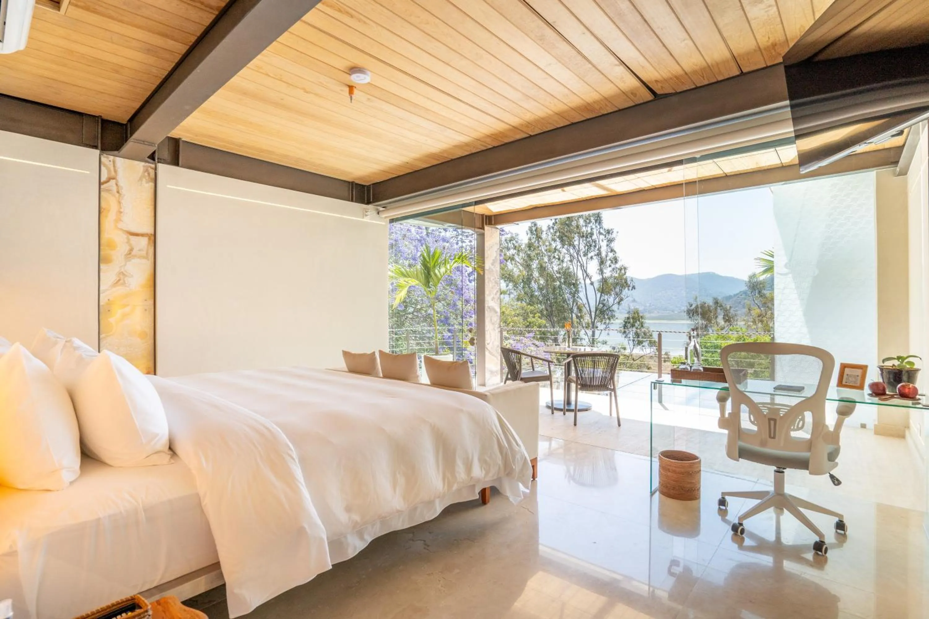 Lake view, Bed in El Santuario Resort & Spa