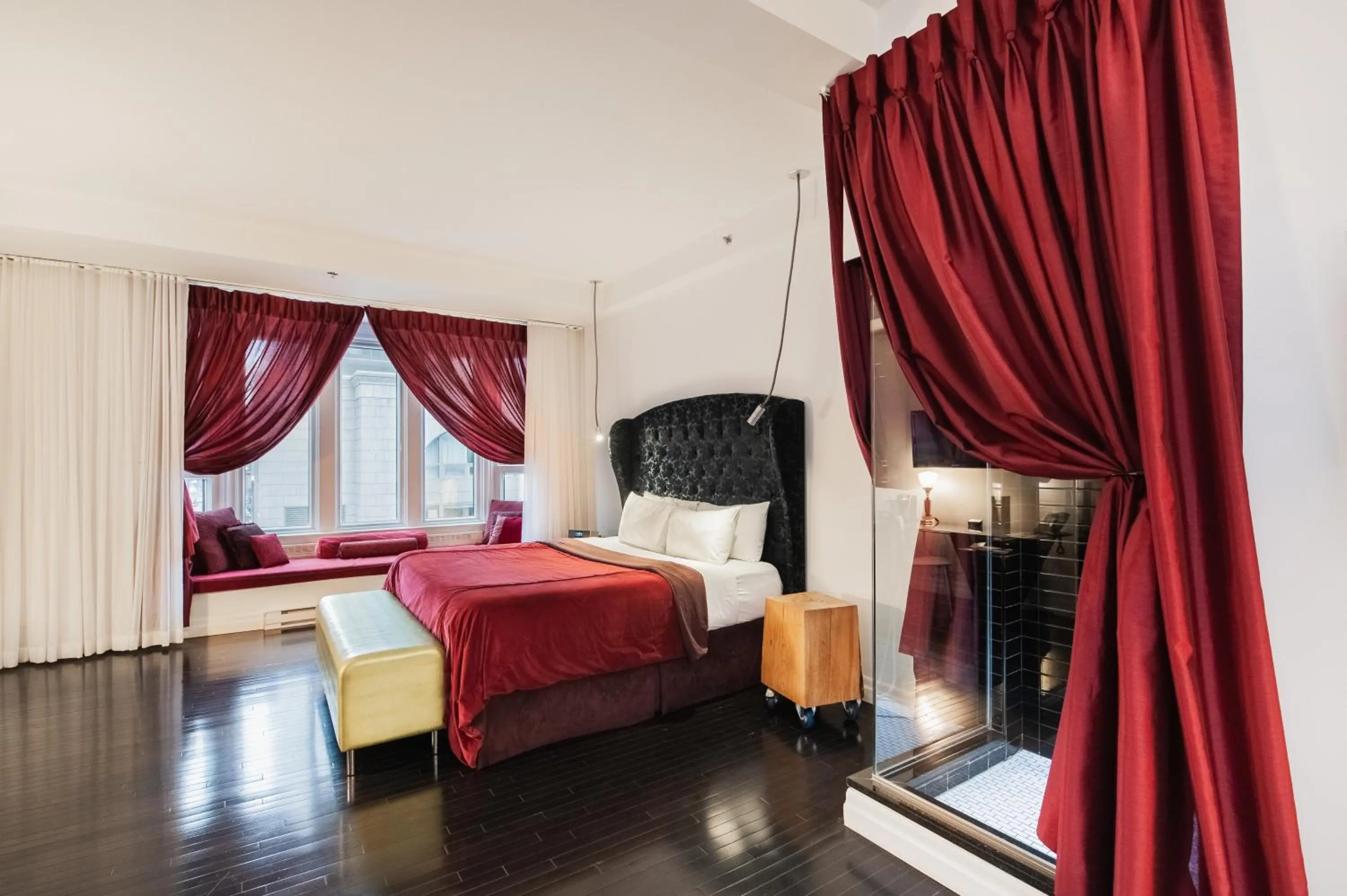 Bed in Hotel Chez Swann