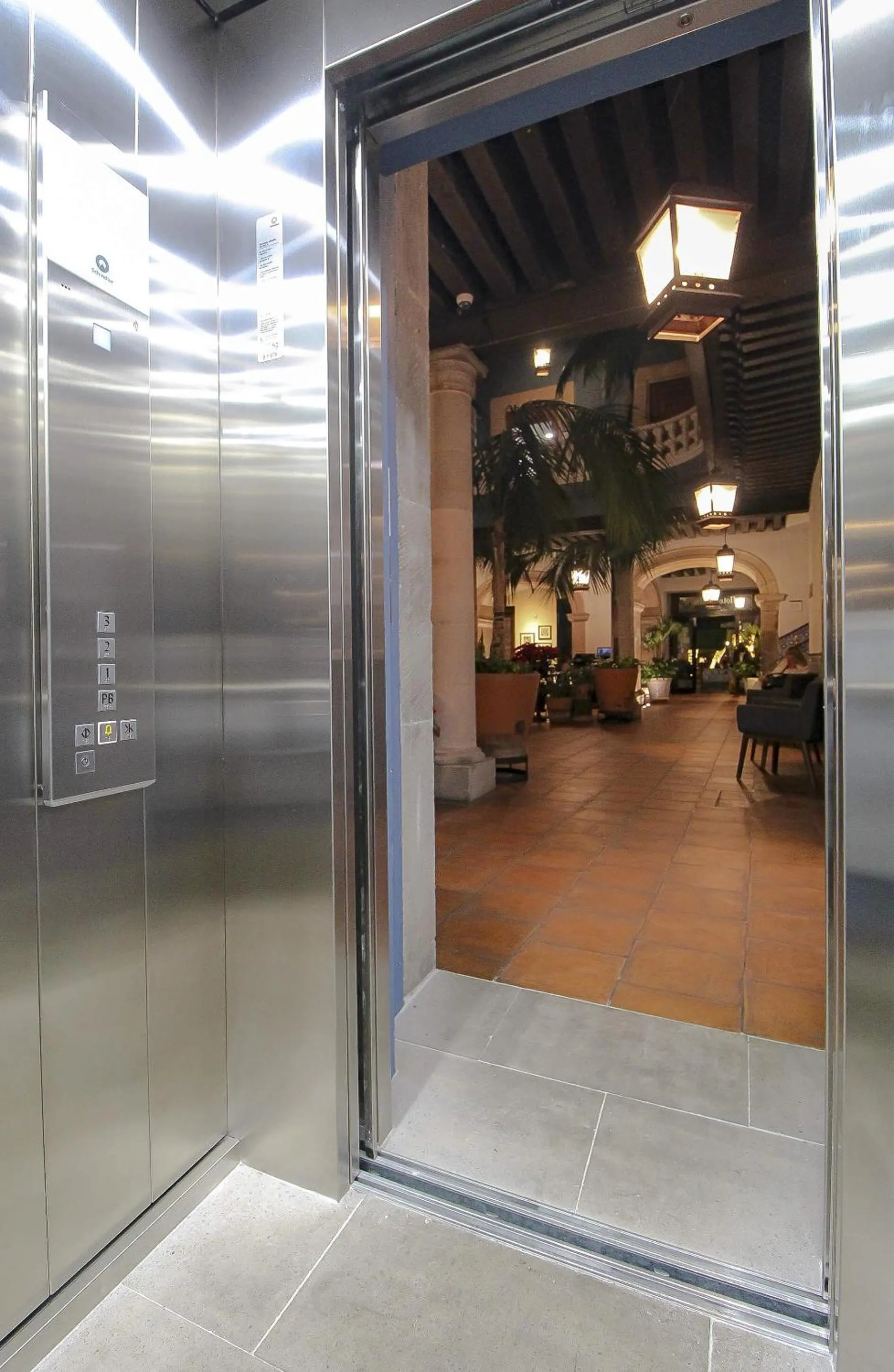 elevator in Hotel Casino Morelia