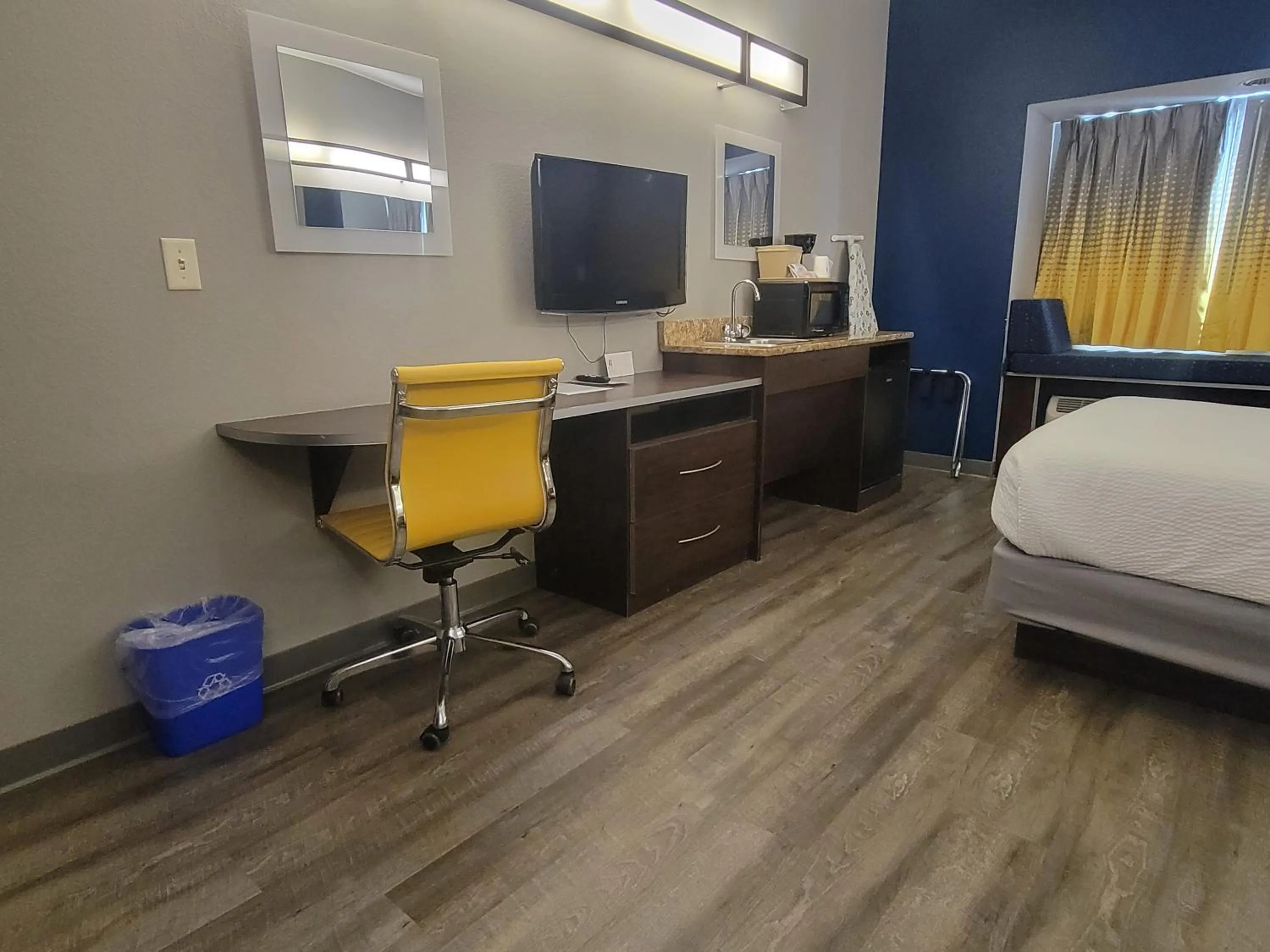 TV and multimedia, Bed in Microtel Inn & Suites by Wyndham Bluffs