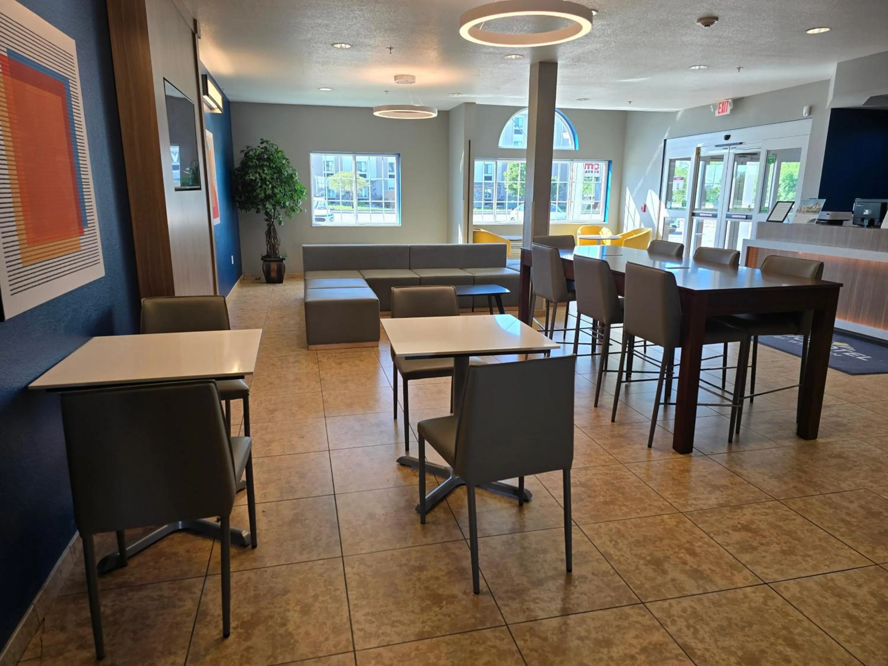 Breakfast in Microtel Inn & Suites by Wyndham Bluffs