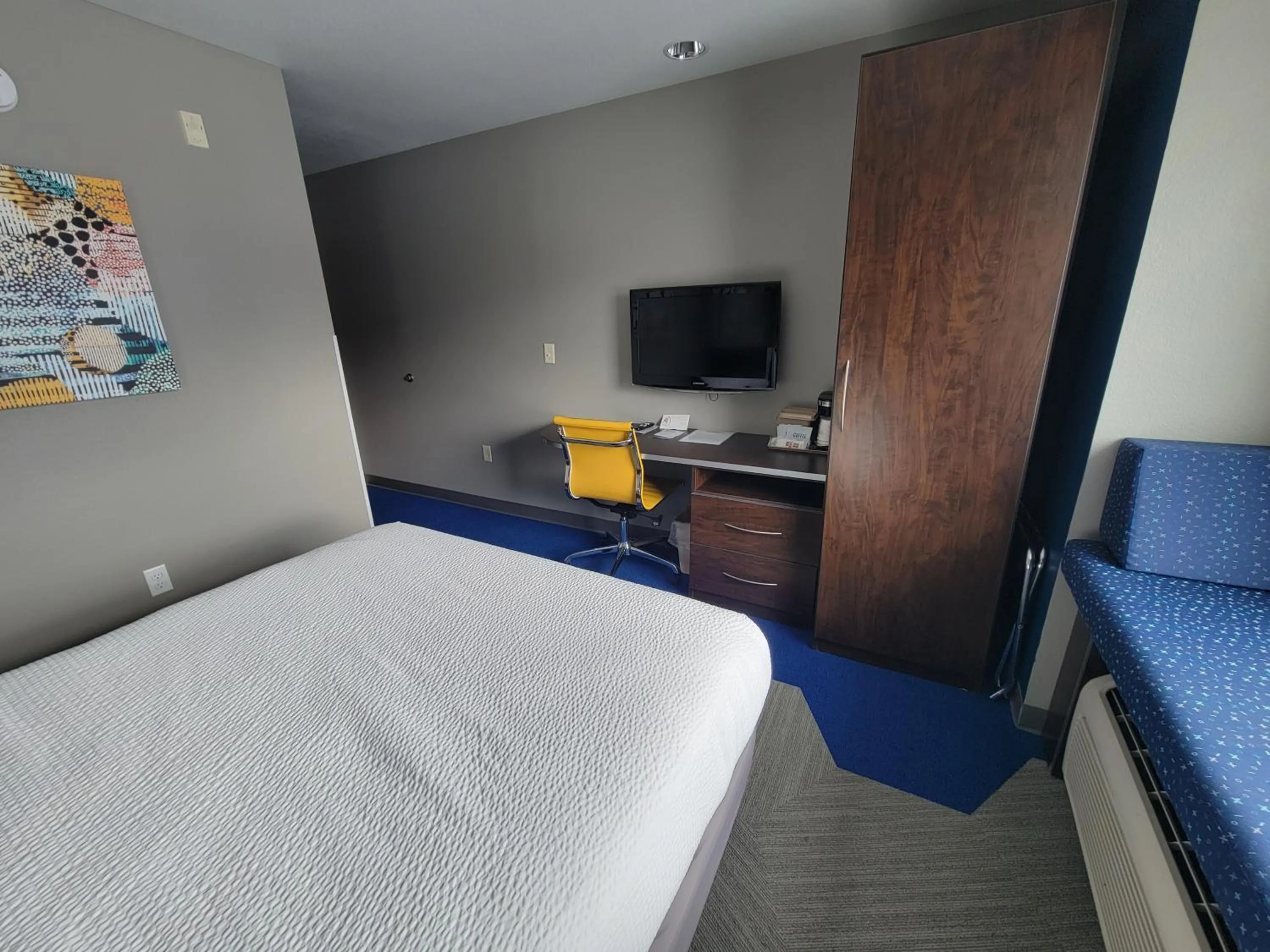 Coffee/tea facilities, Bed in Microtel Inn & Suites by Wyndham Bluffs