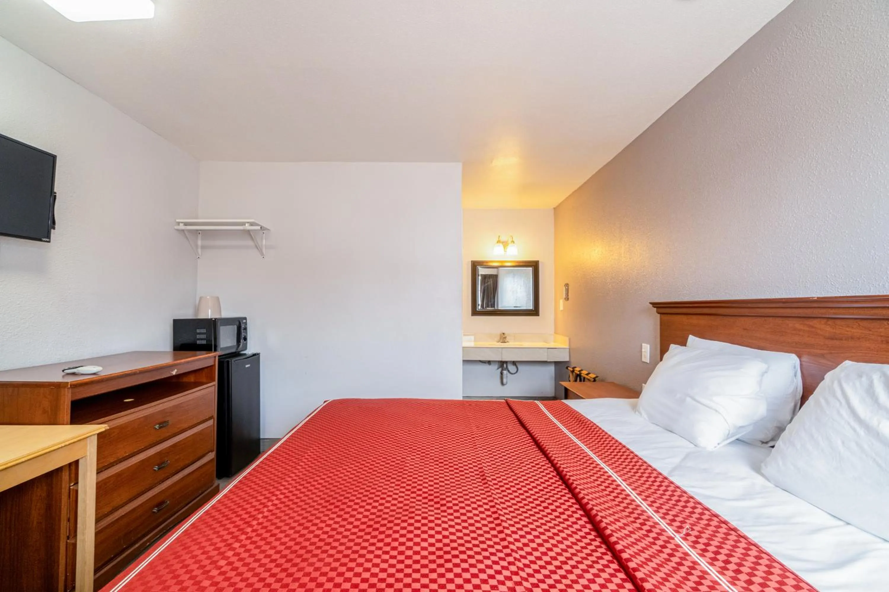 Bedroom, Bed in OYO Budget Inn Falfurrias Hwy 281