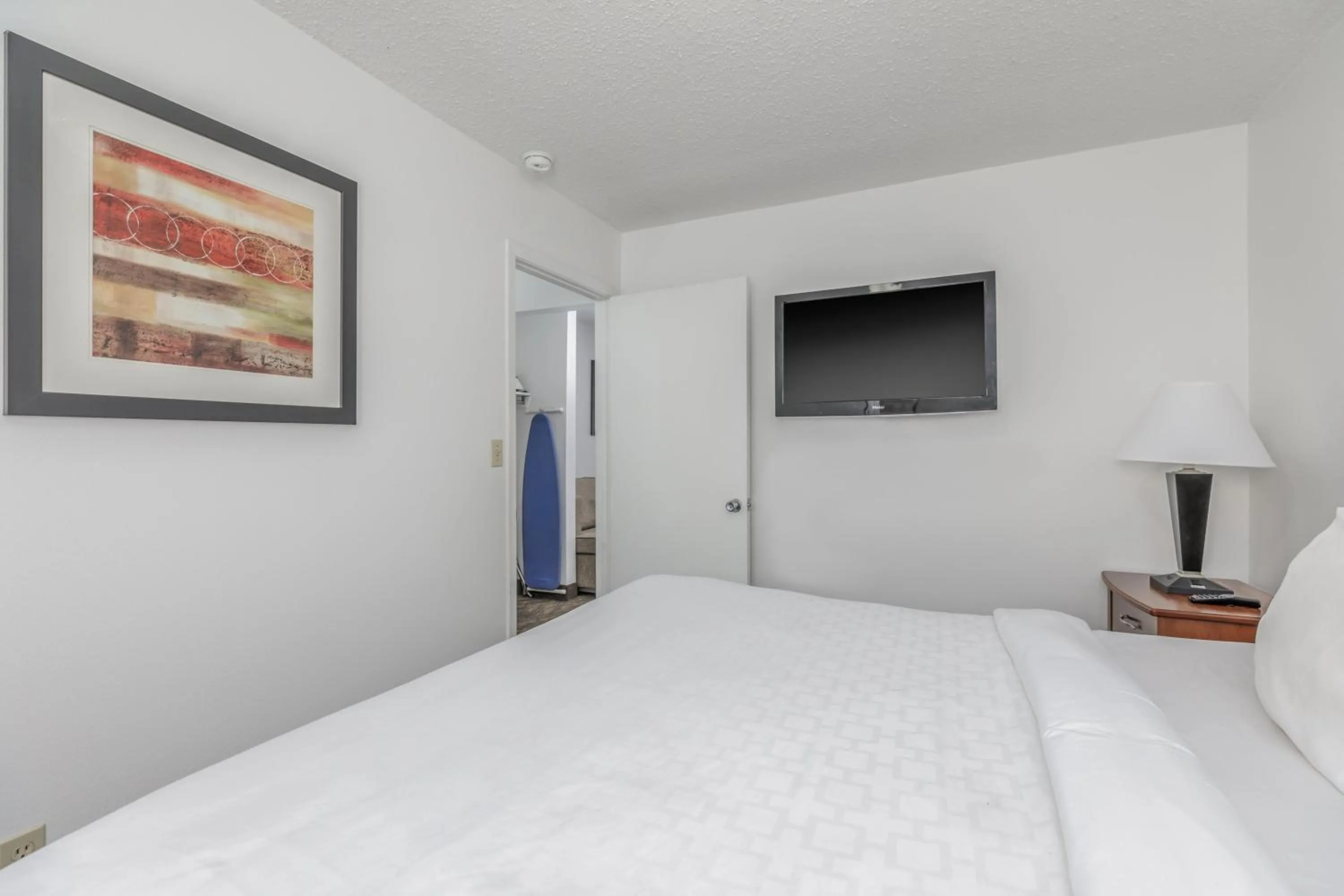 Bed in Crossroads Inn & Suites