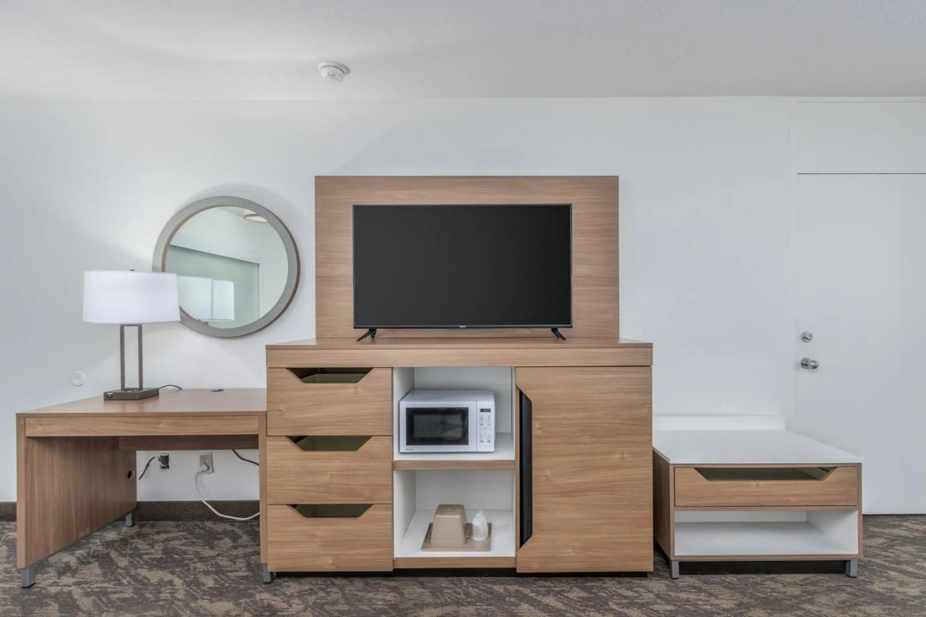 TV and multimedia in Crossroads Inn & Suites