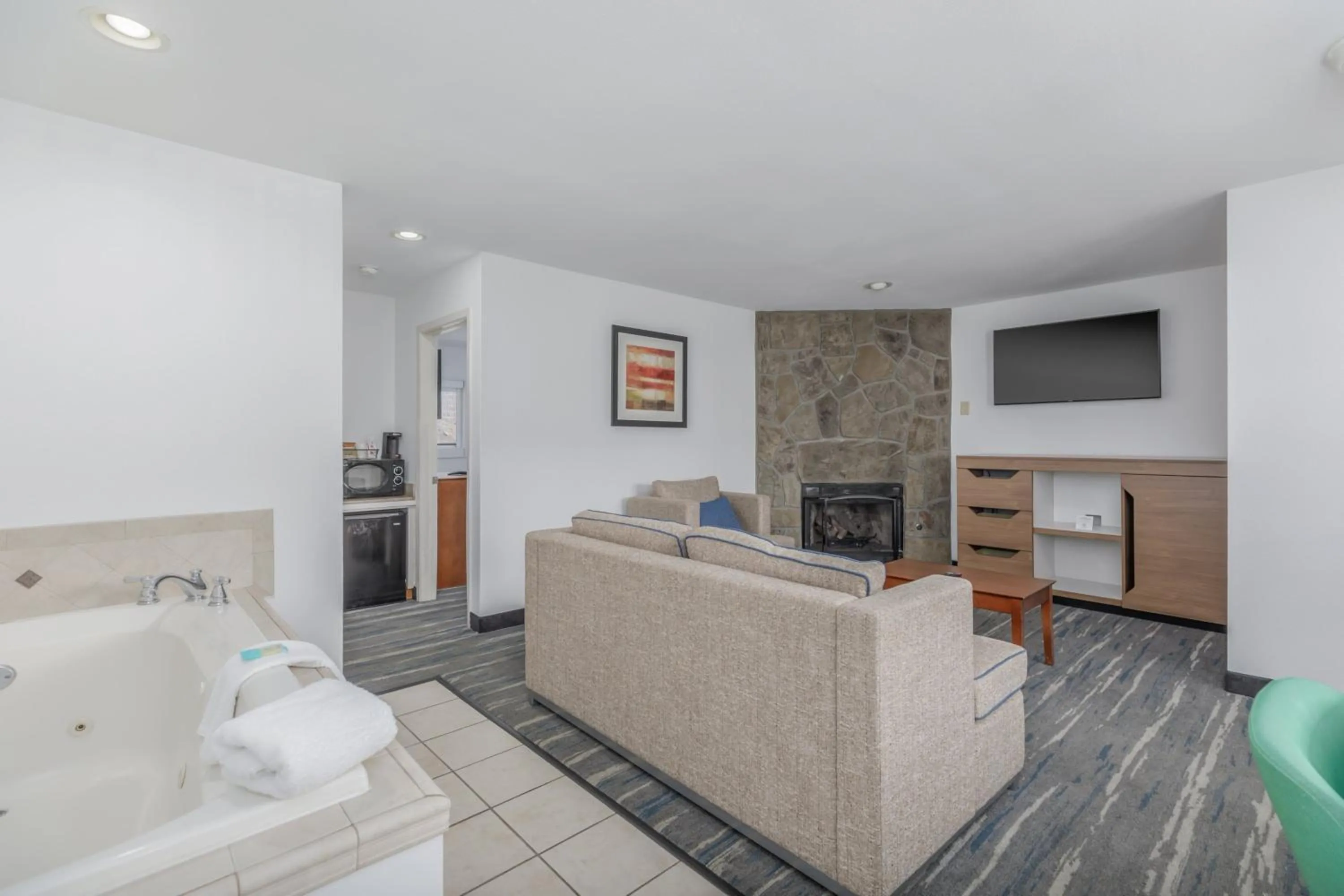 Communal lounge/ TV room in Crossroads Inn & Suites