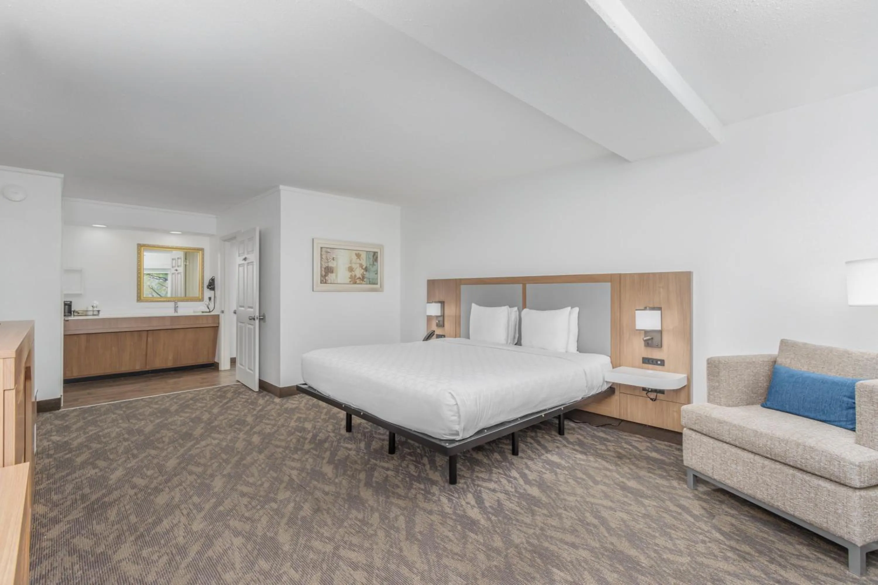 Bed in Crossroads Inn & Suites