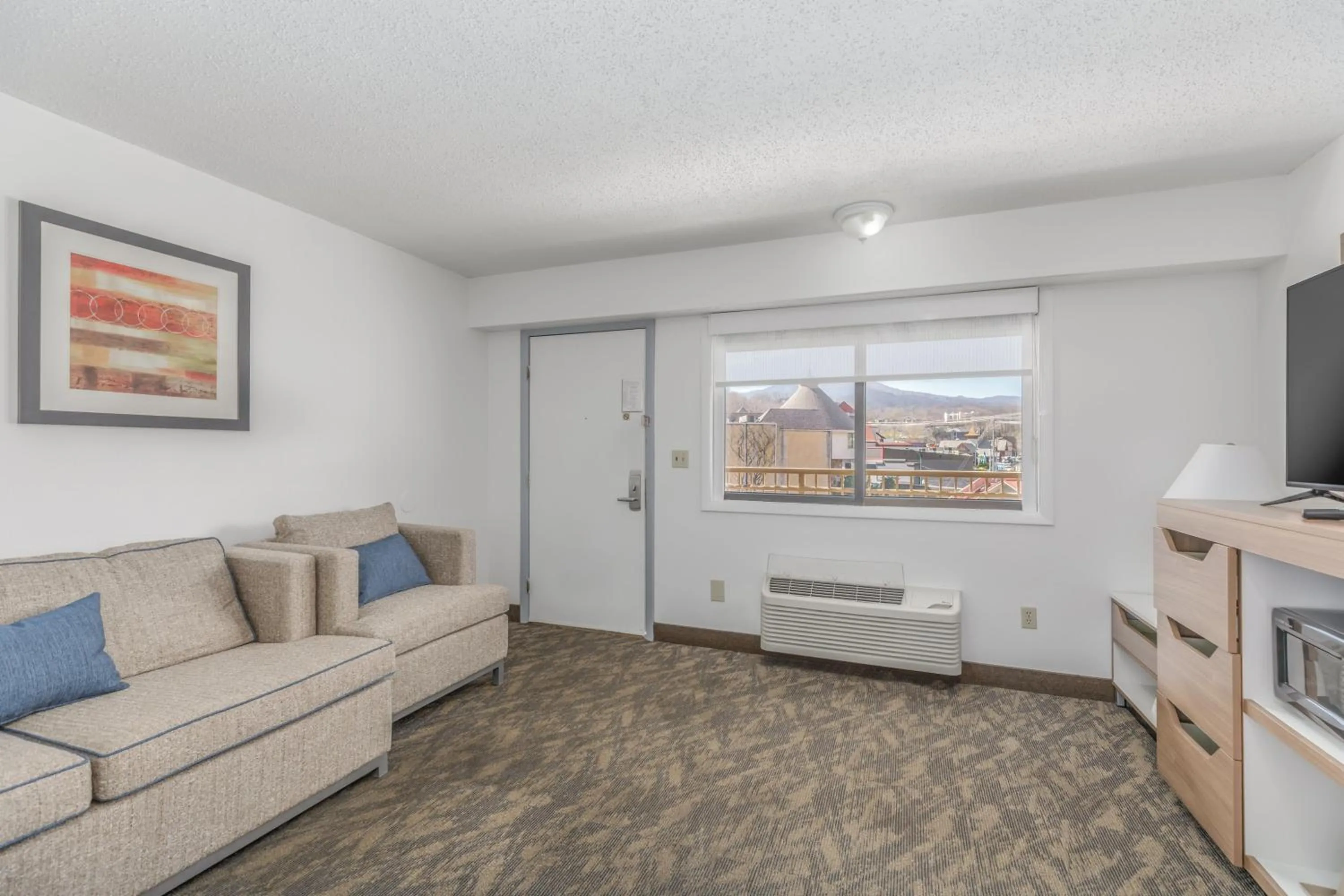 Communal lounge/ TV room in Crossroads Inn & Suites