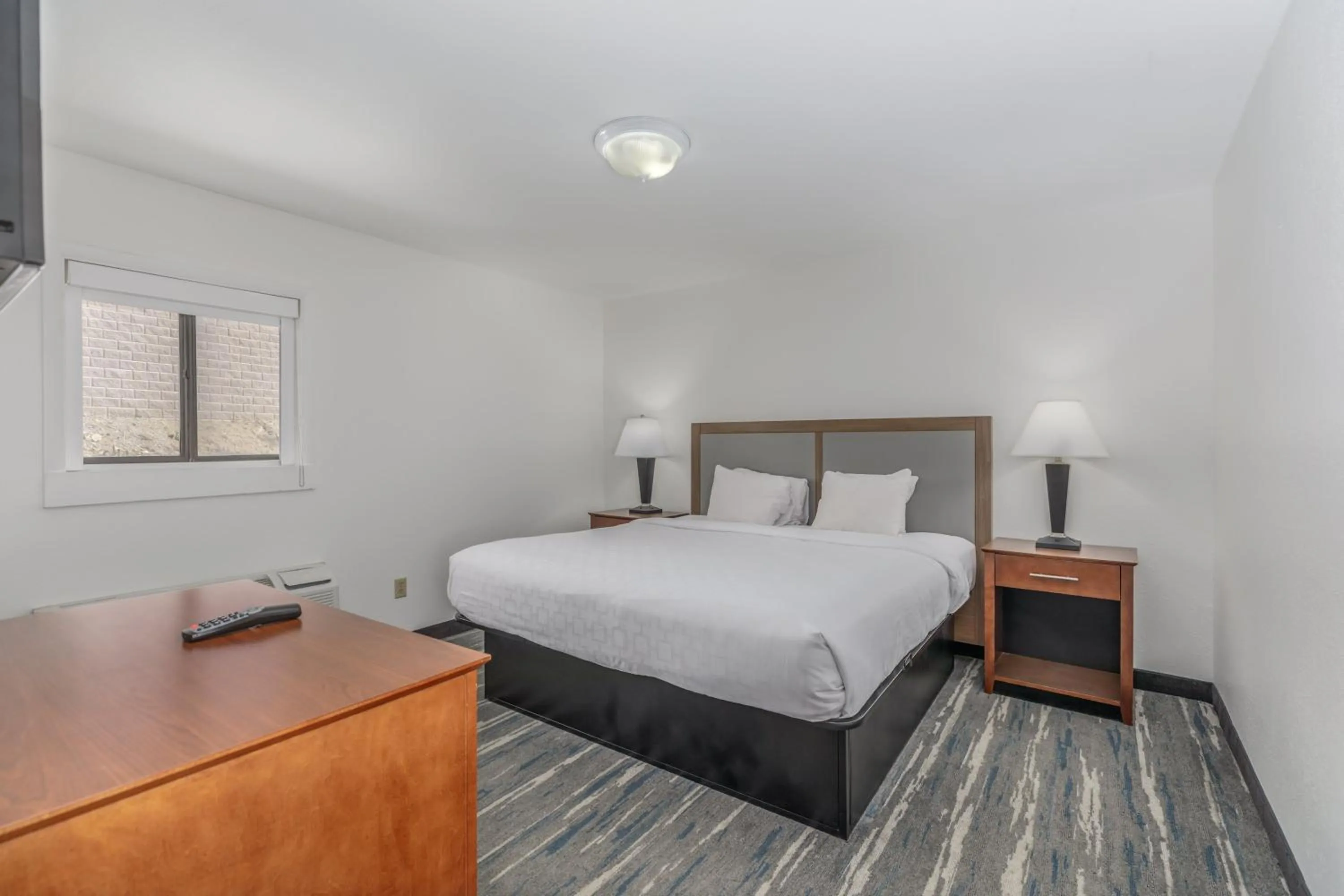 Bed in Crossroads Inn & Suites