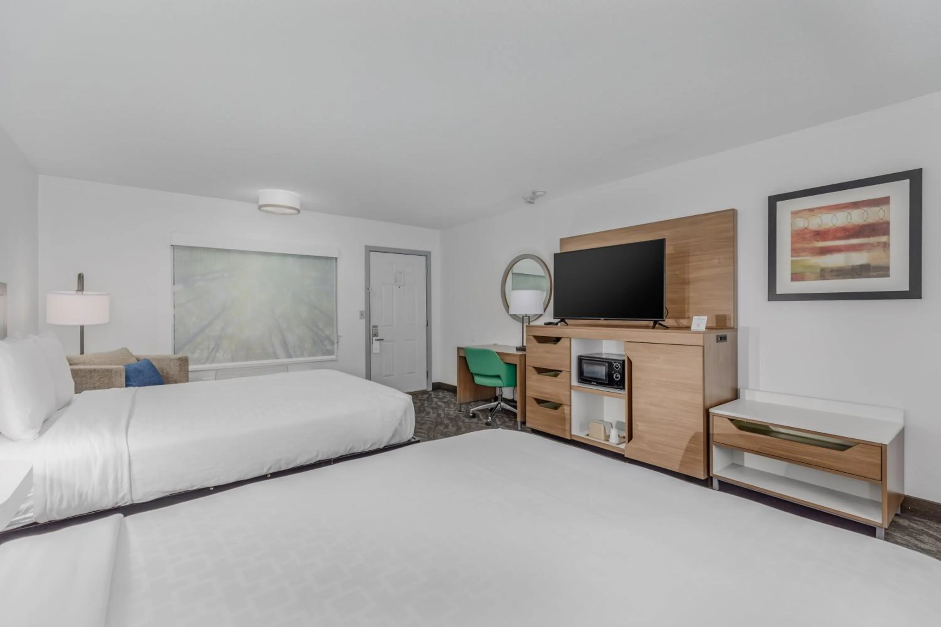 Bed in Crossroads Inn & Suites