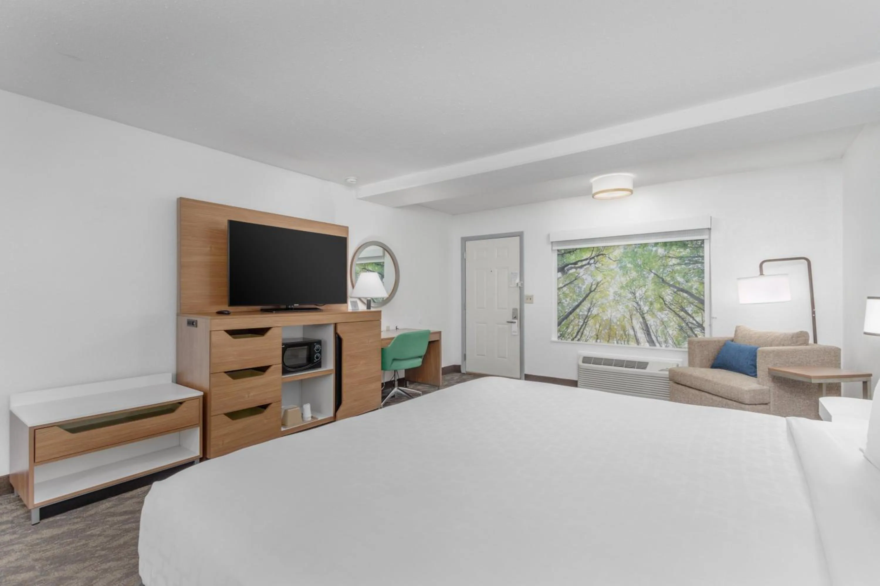 Bed in Crossroads Inn & Suites