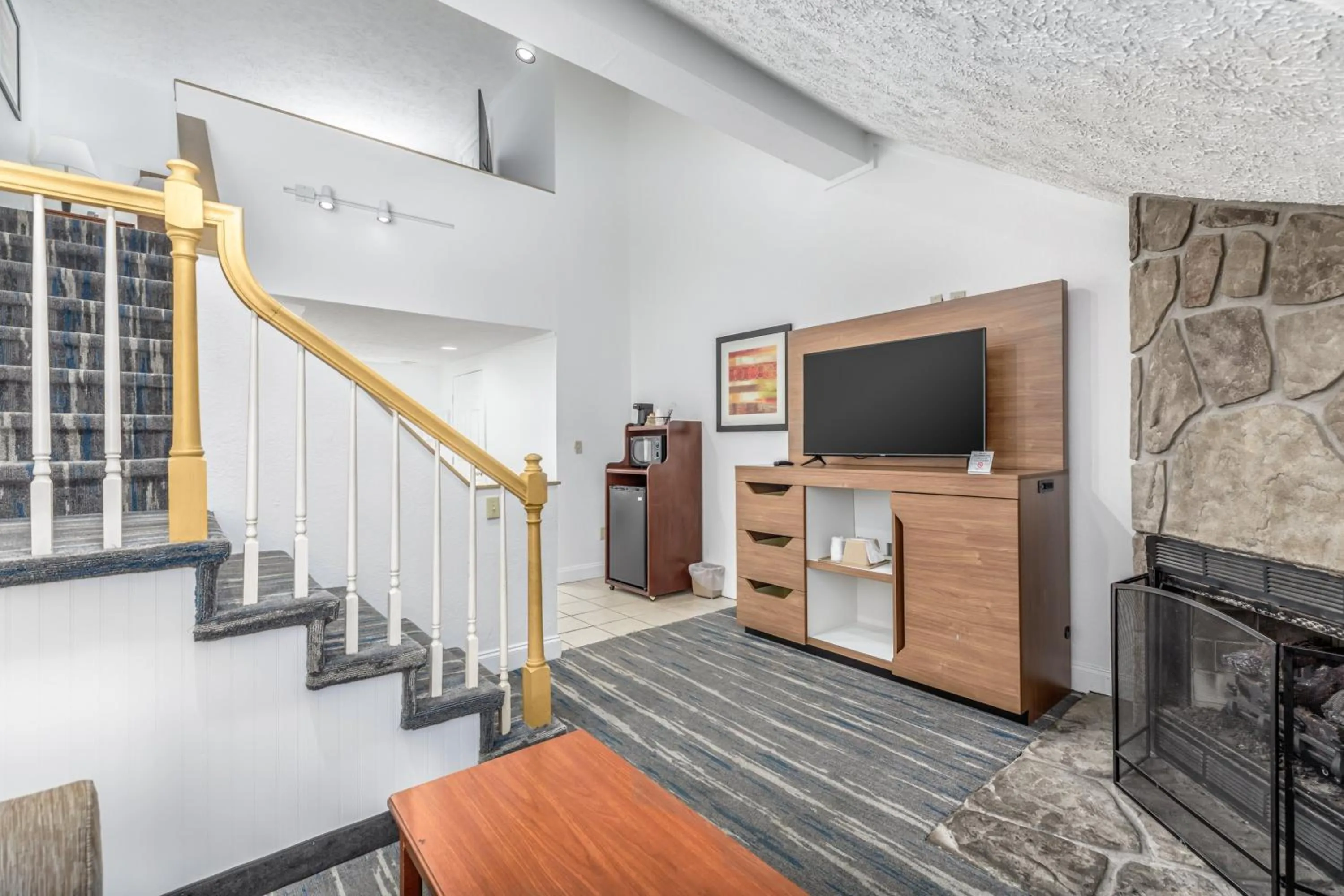 TV and multimedia in Crossroads Inn & Suites