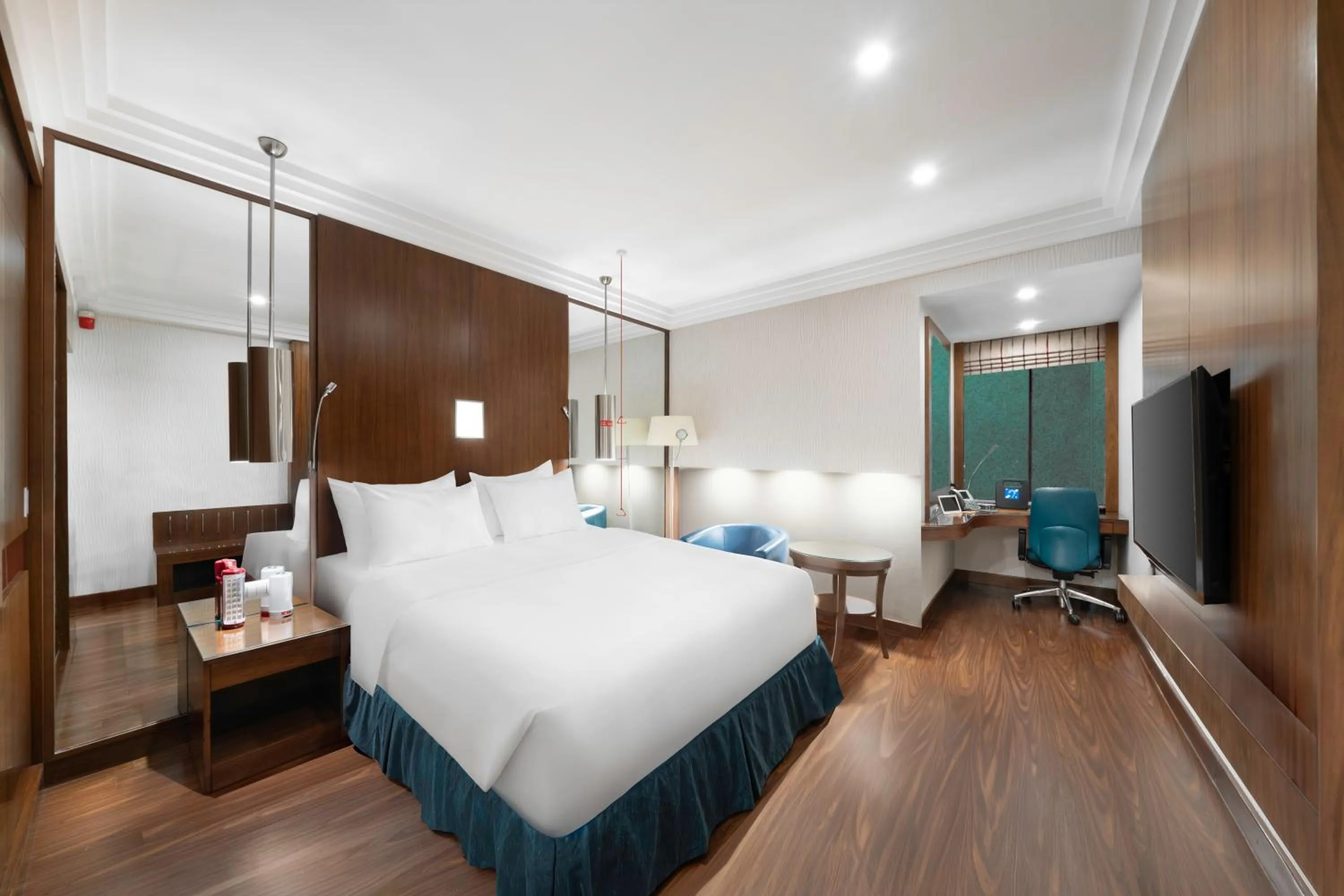 Bedroom, Bed in Crowne Plaza Hotel Riyadh Minhal, an IHG Hotel