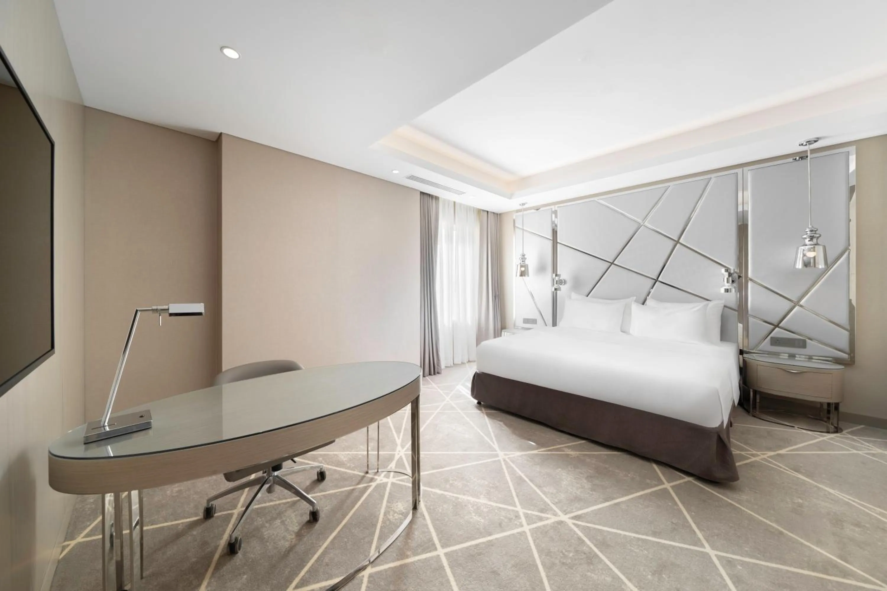 Bedroom, Bed in Crowne Plaza Hotel Riyadh Minhal, an IHG Hotel