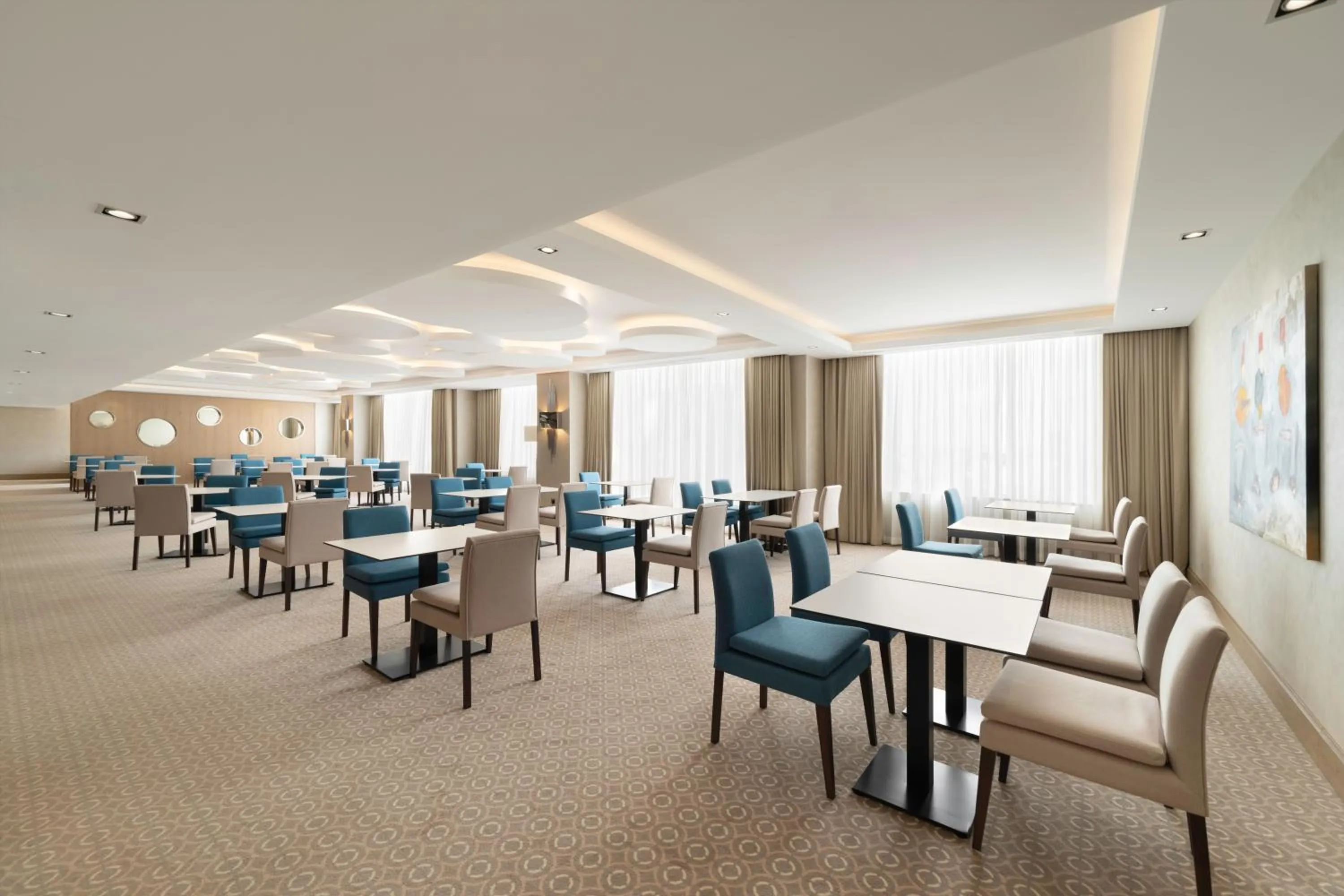 Lounge or bar in Crowne Plaza Hotel Riyadh Minhal, an IHG Hotel
