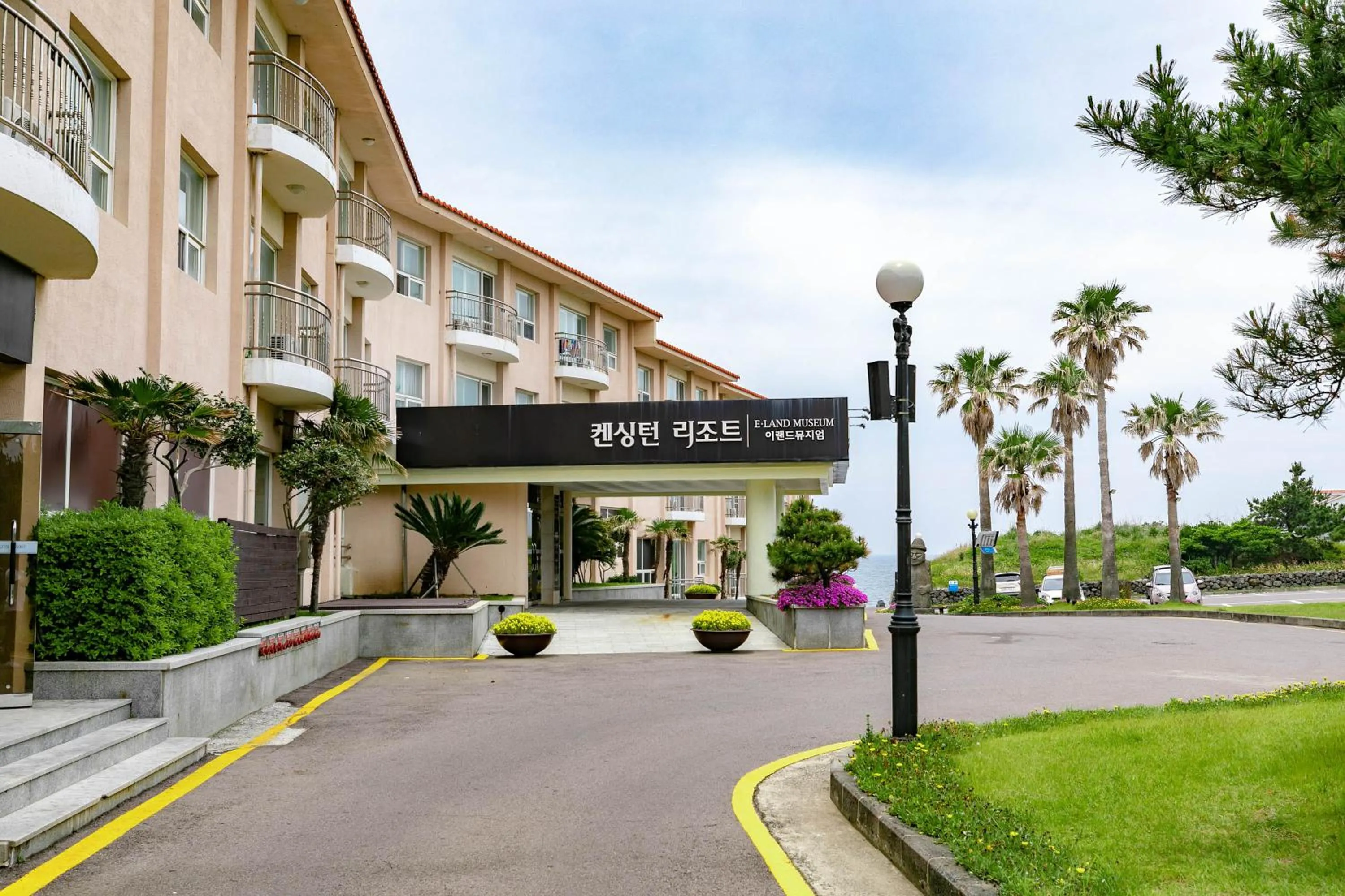 Property building in Kensington Resort Jeju Hanlim