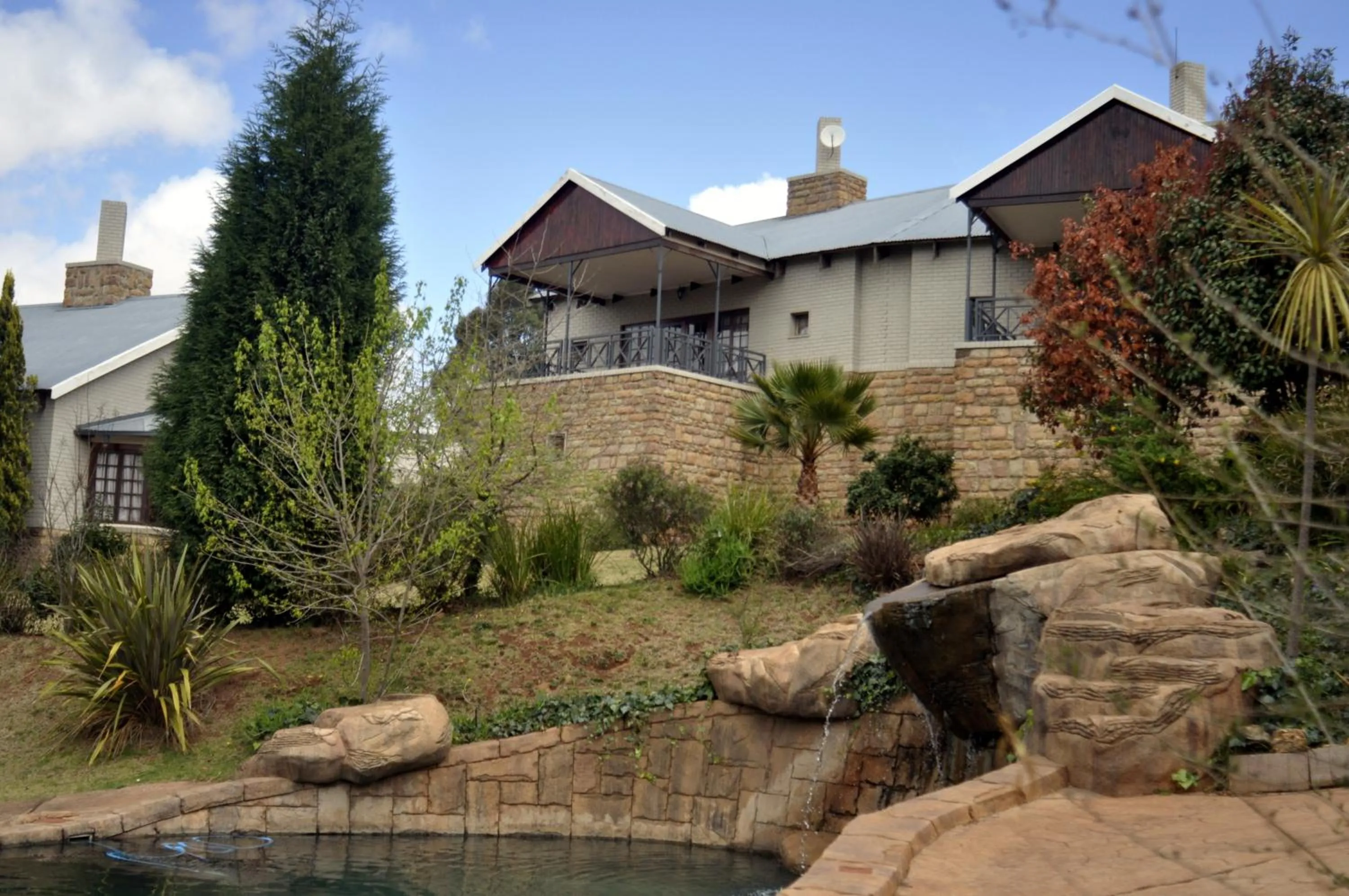 Garden view in The Highlander Hotel Dullstroom