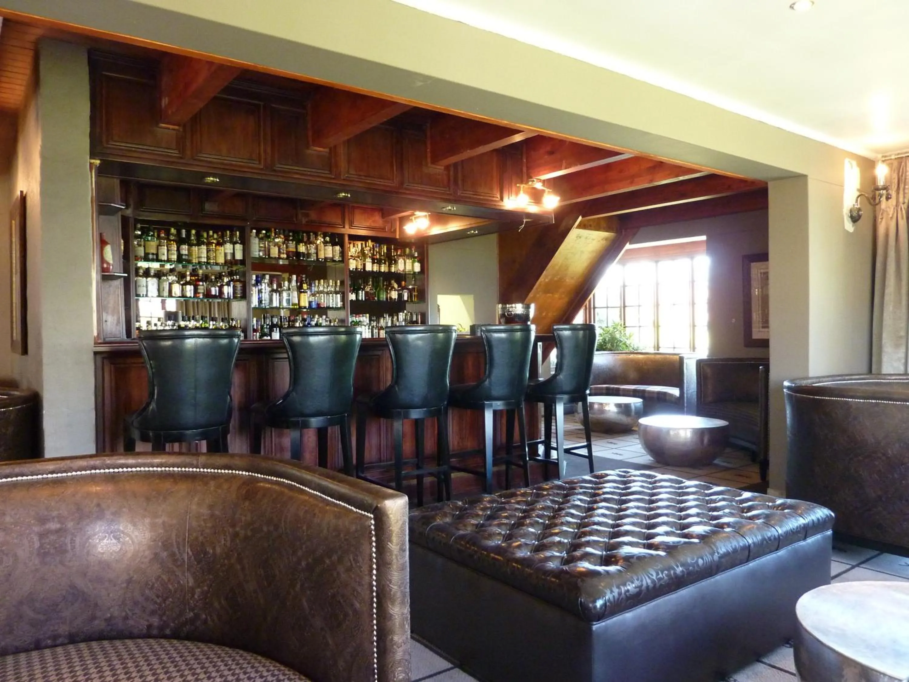 Lounge or bar in The Highlander Hotel Dullstroom