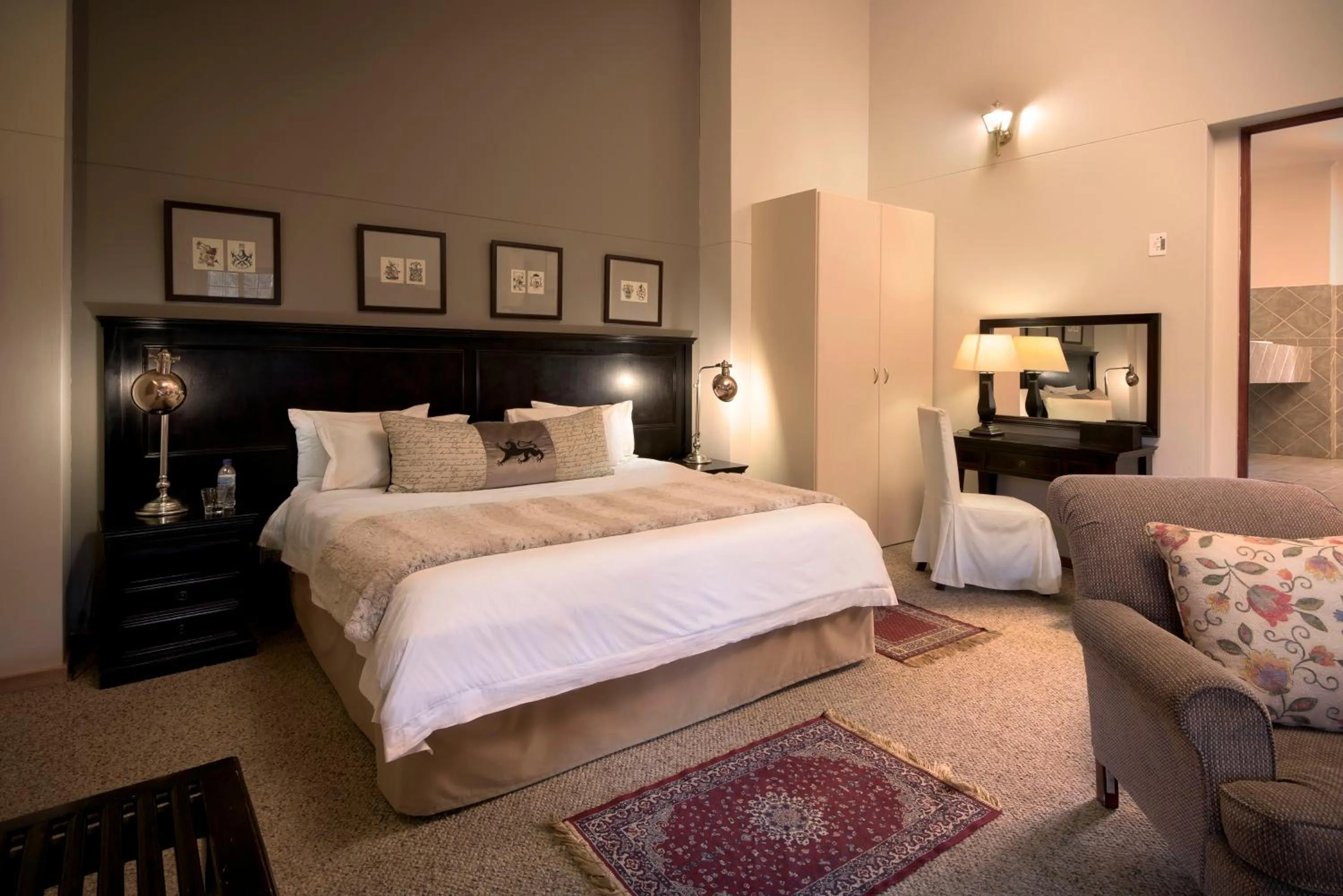 Bedroom, Bed in The Highlander Hotel Dullstroom