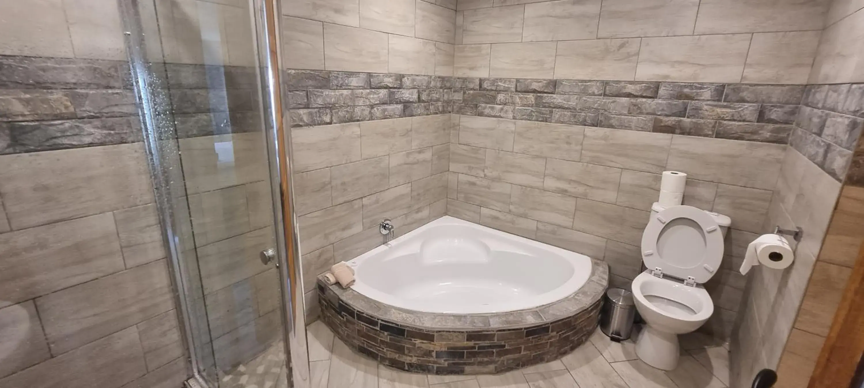 Superior King Room in The Highlander Hotel Dullstroom Superior King Room in The Highlander Hotel Dullstroom