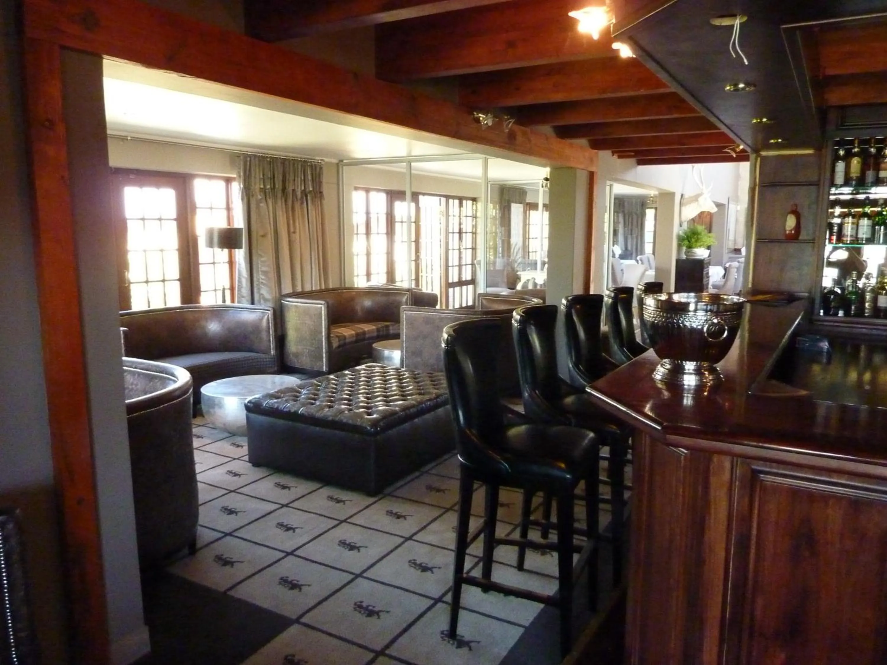 Lounge or bar in The Highlander Hotel Dullstroom