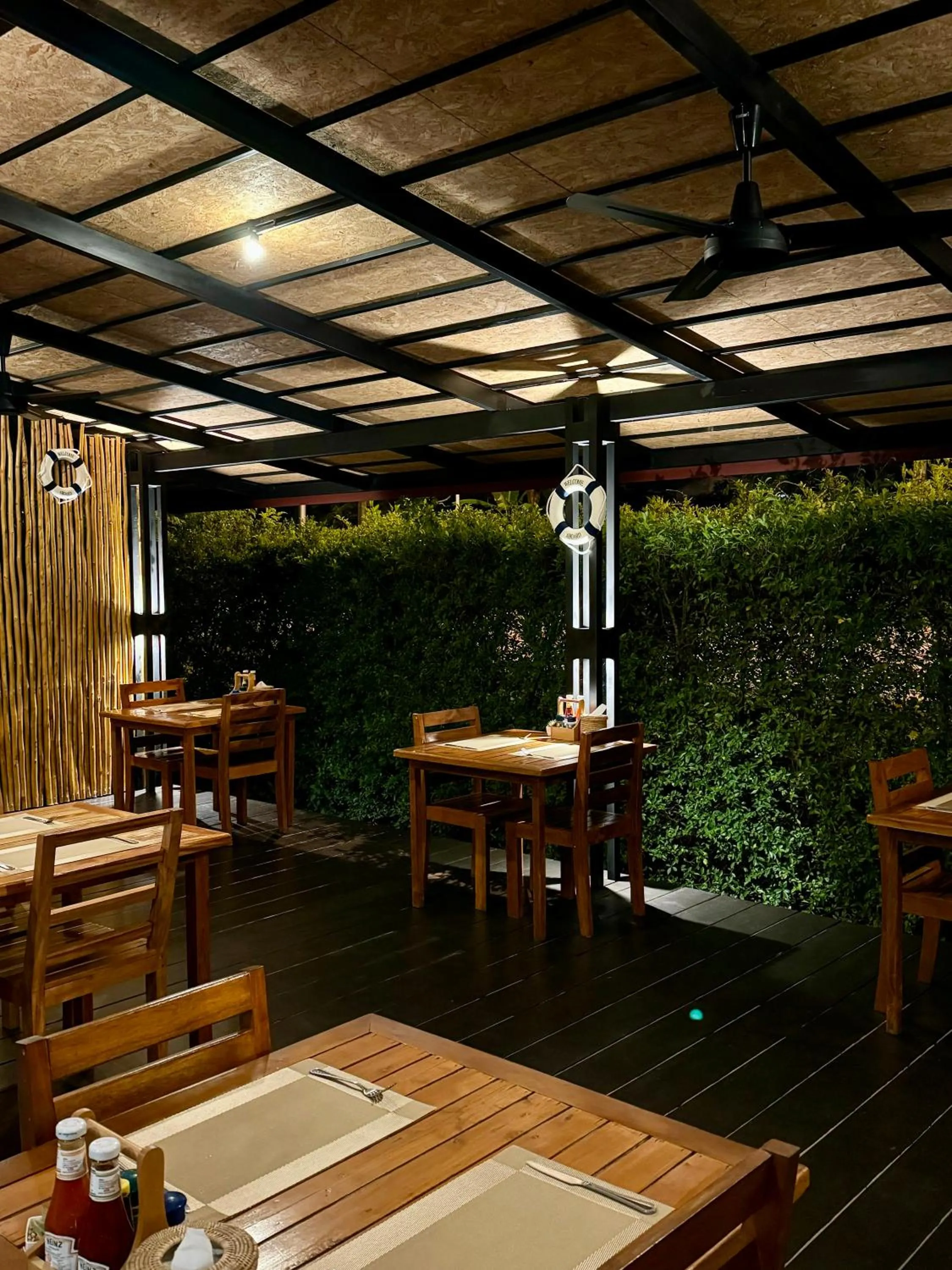 Restaurant/places to eat in Verona Lanta Resort